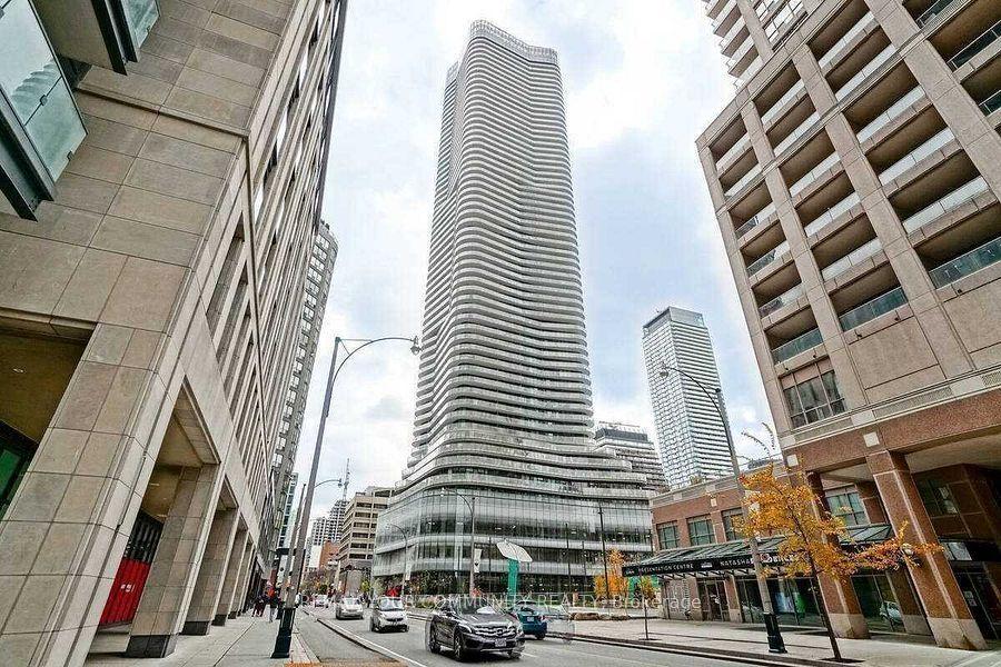11 Wellesley Street W 1212 #1212, Toronto — Condo for lease, photo 1