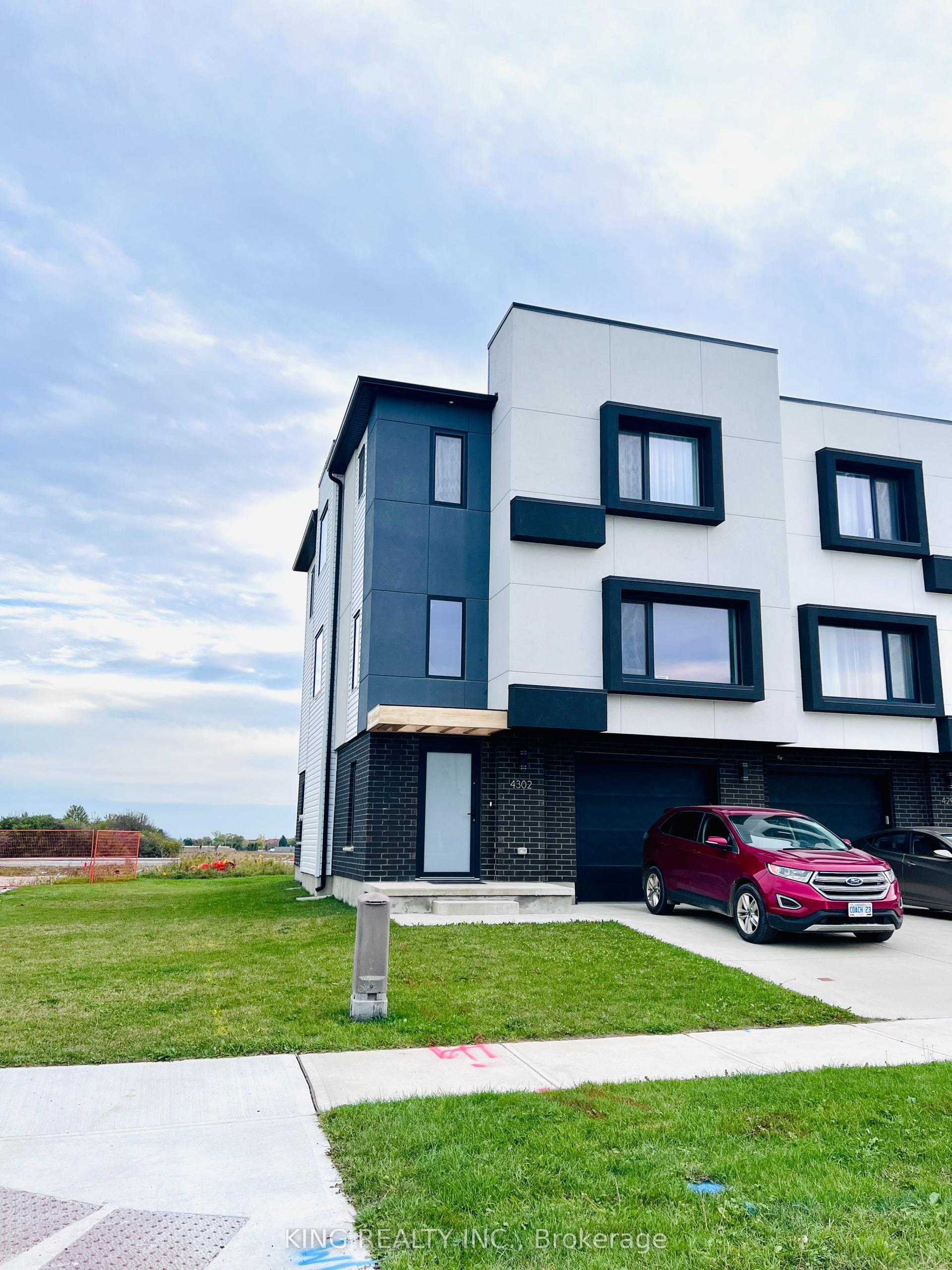 4302 LISMER Lane, London South — Townhouse for lease, photo 1