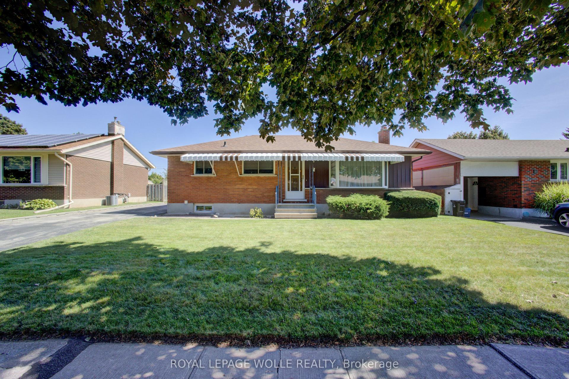 52 Queenston Crescent, Kitchener — Detached for sale, photo 1