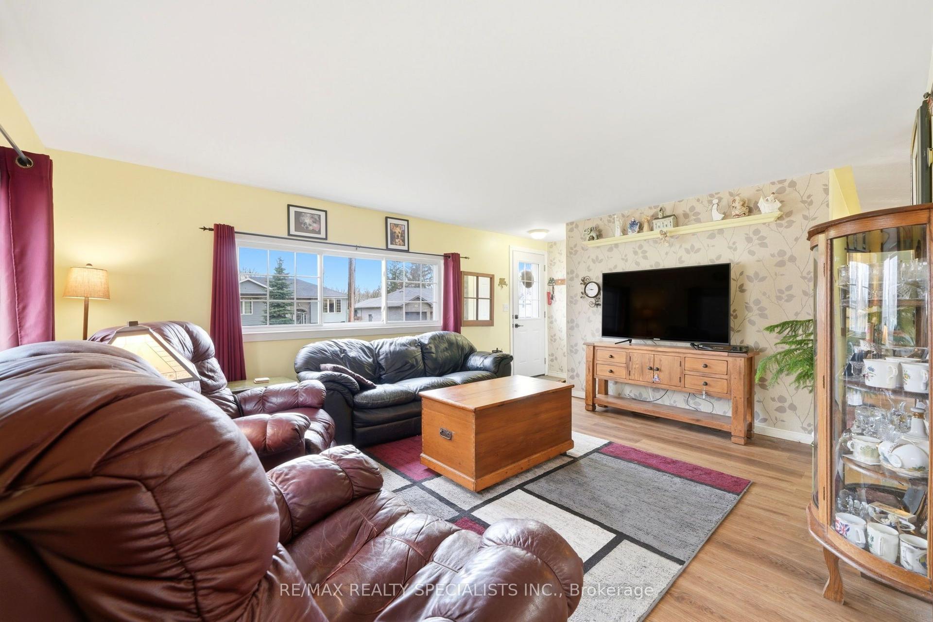 273 Elgin Street S — photo 1