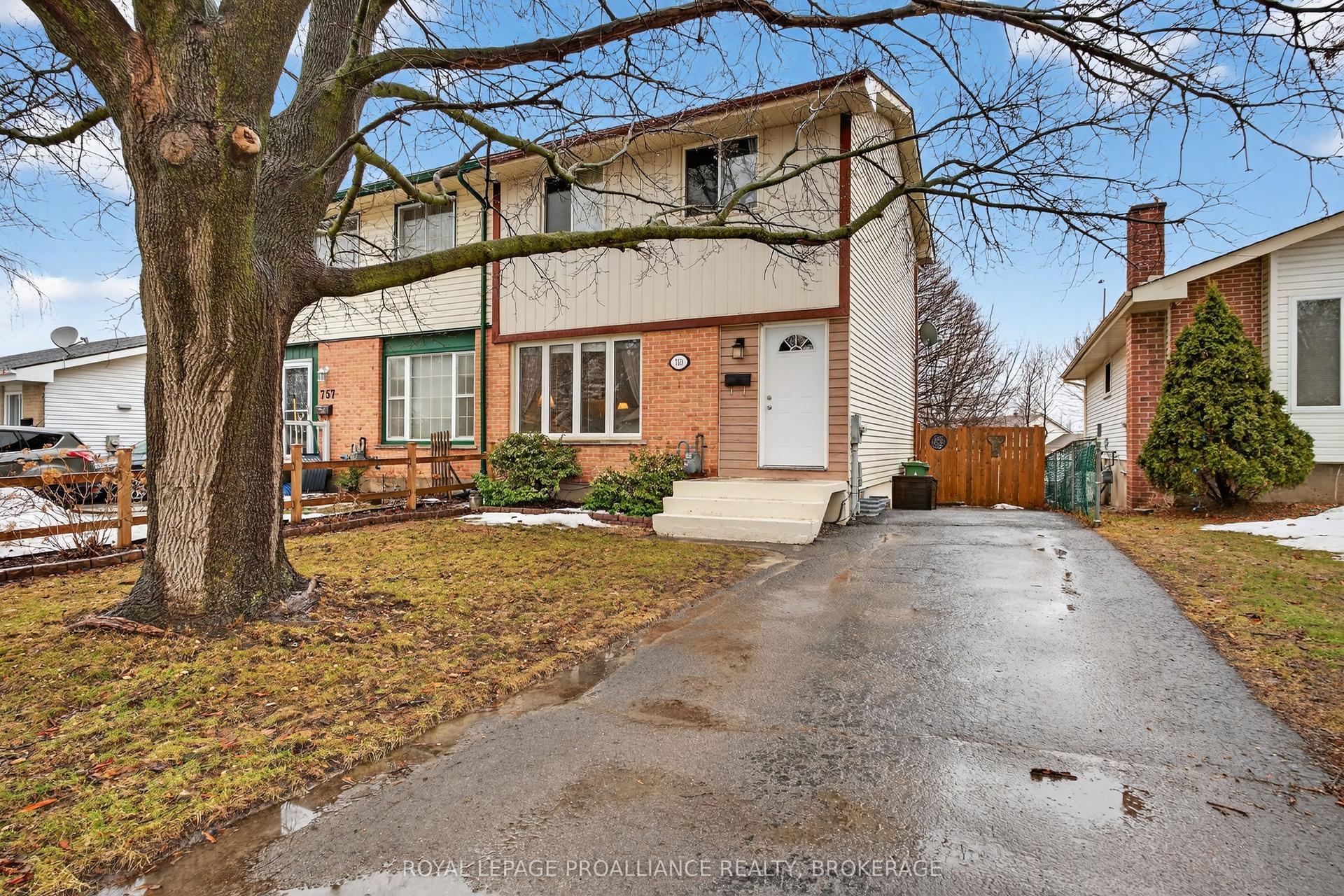 759 Somerset Crescent — photo 1
