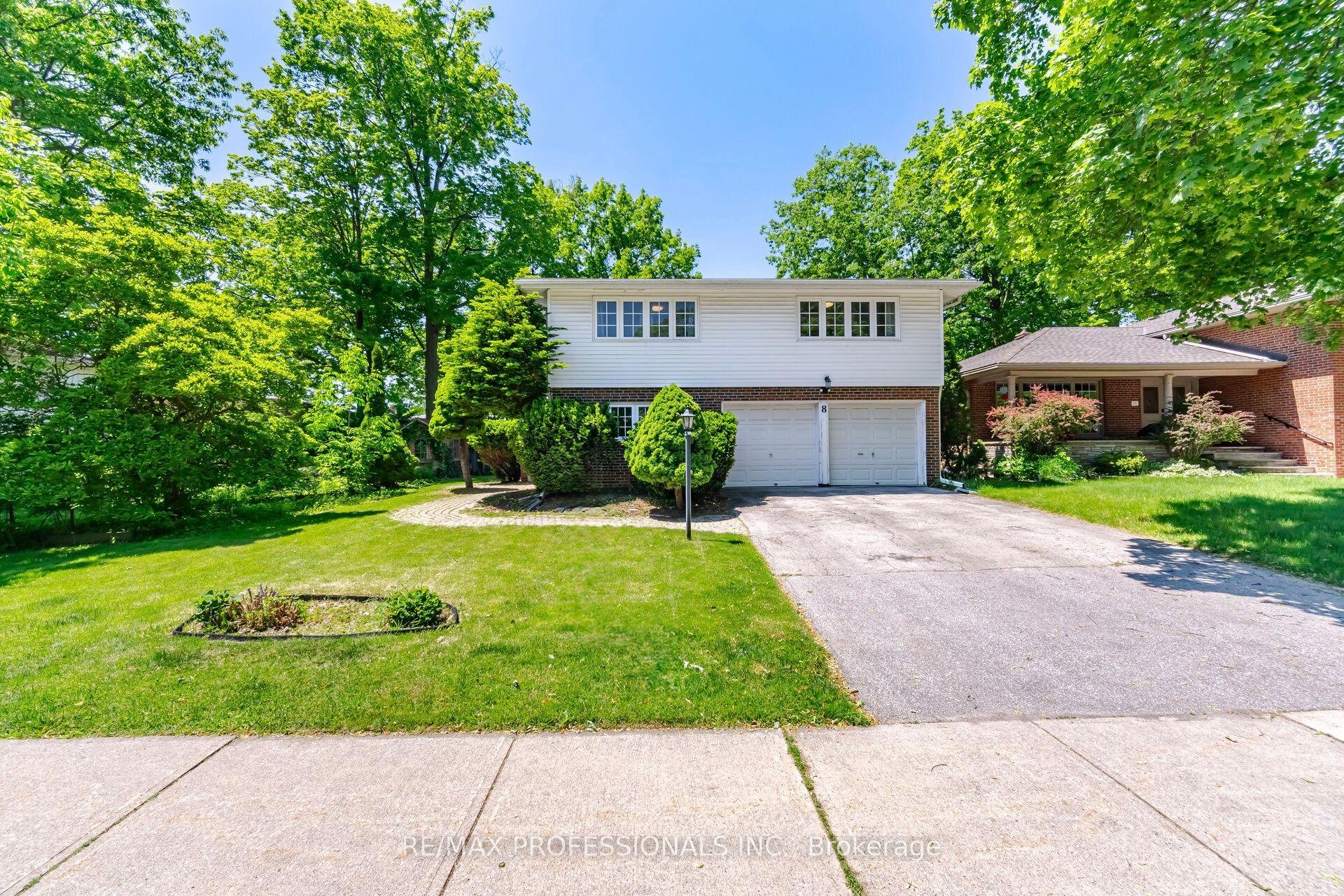 8 Markland Drive — photo 1