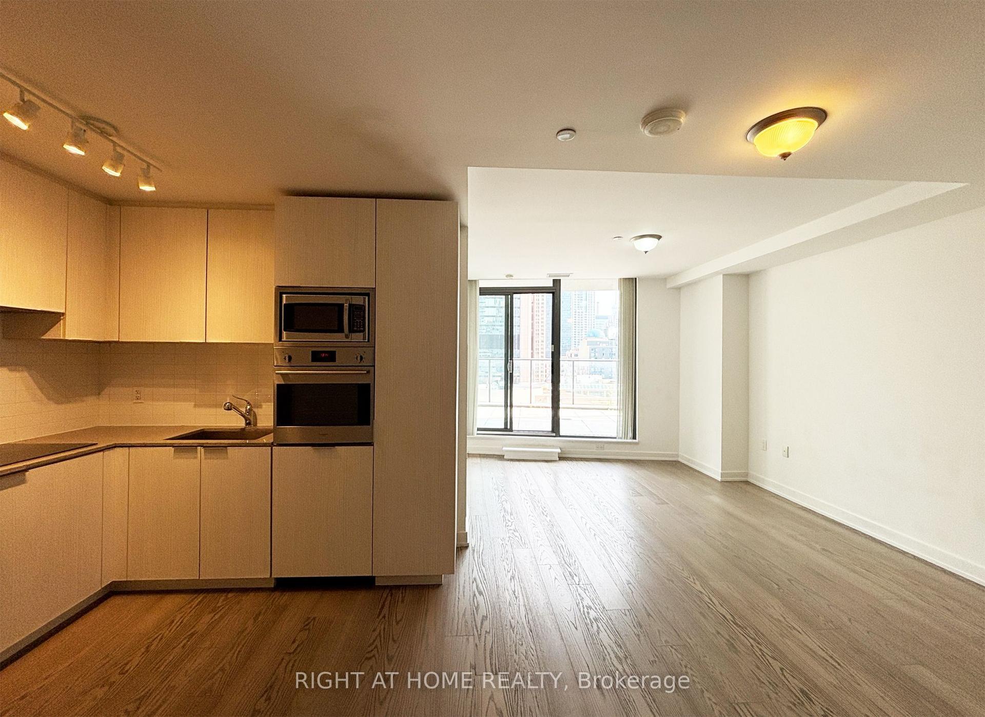 11 Wellesley Street W 606 #606 — photo 1