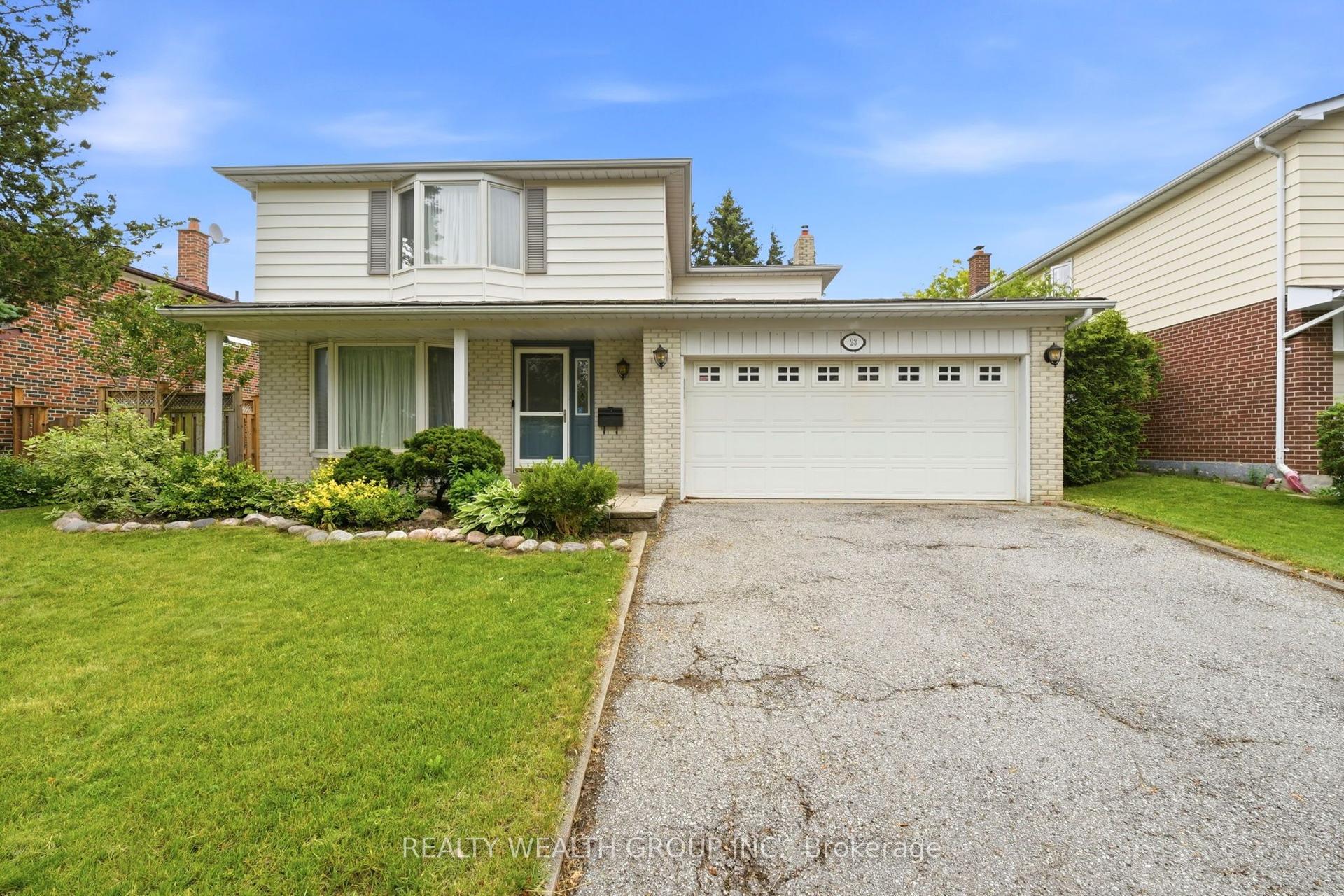 23 Pipers Green Avenue — photo 1