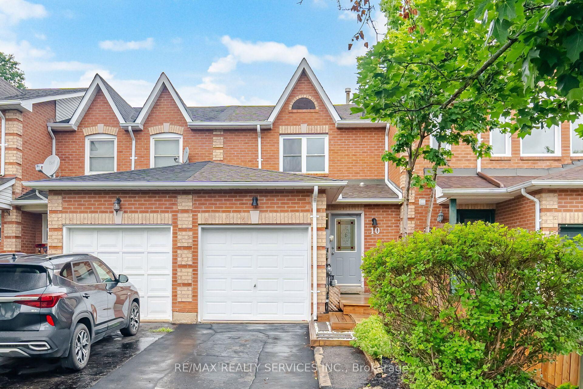 10 Potter Crescent — photo 1