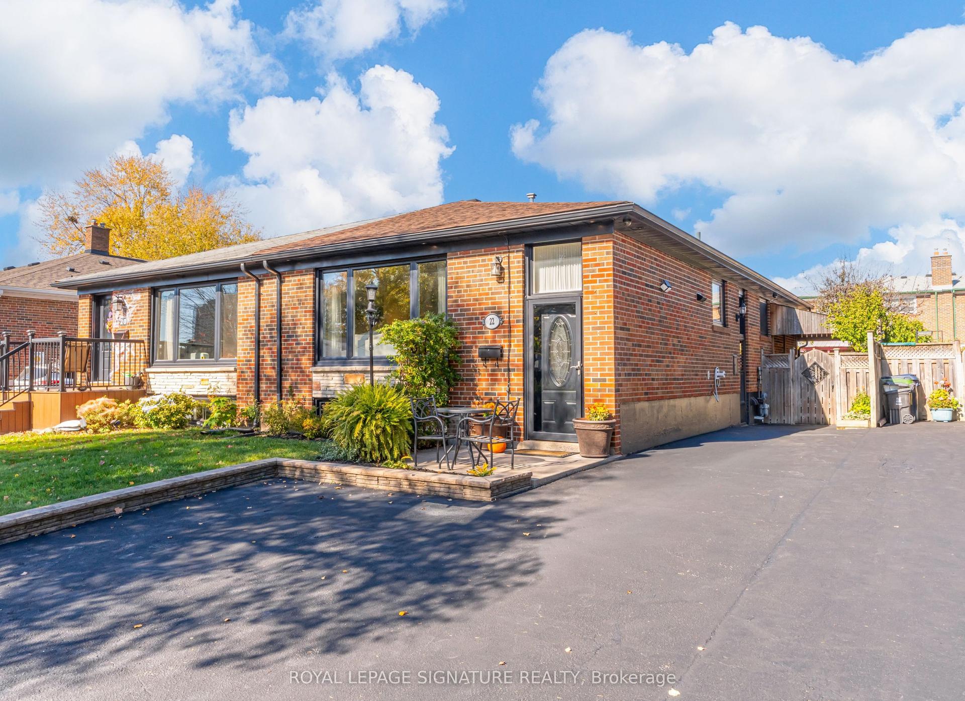 22 Painswick Crescent, Toronto — Semi-Detached for sale, photo 1