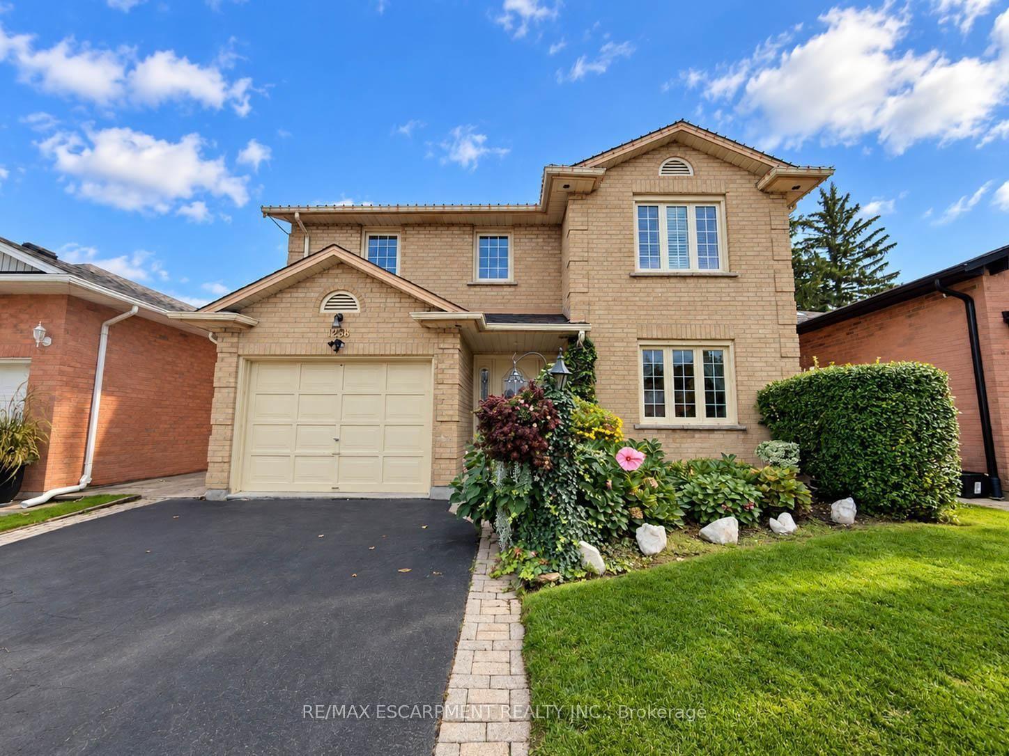 1236 Thorpe Road, Burlington — Detached for sale, photo 1