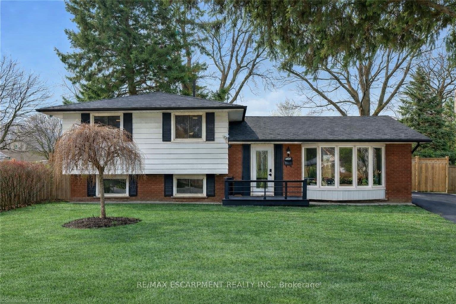 160 Council Crescent — photo 1