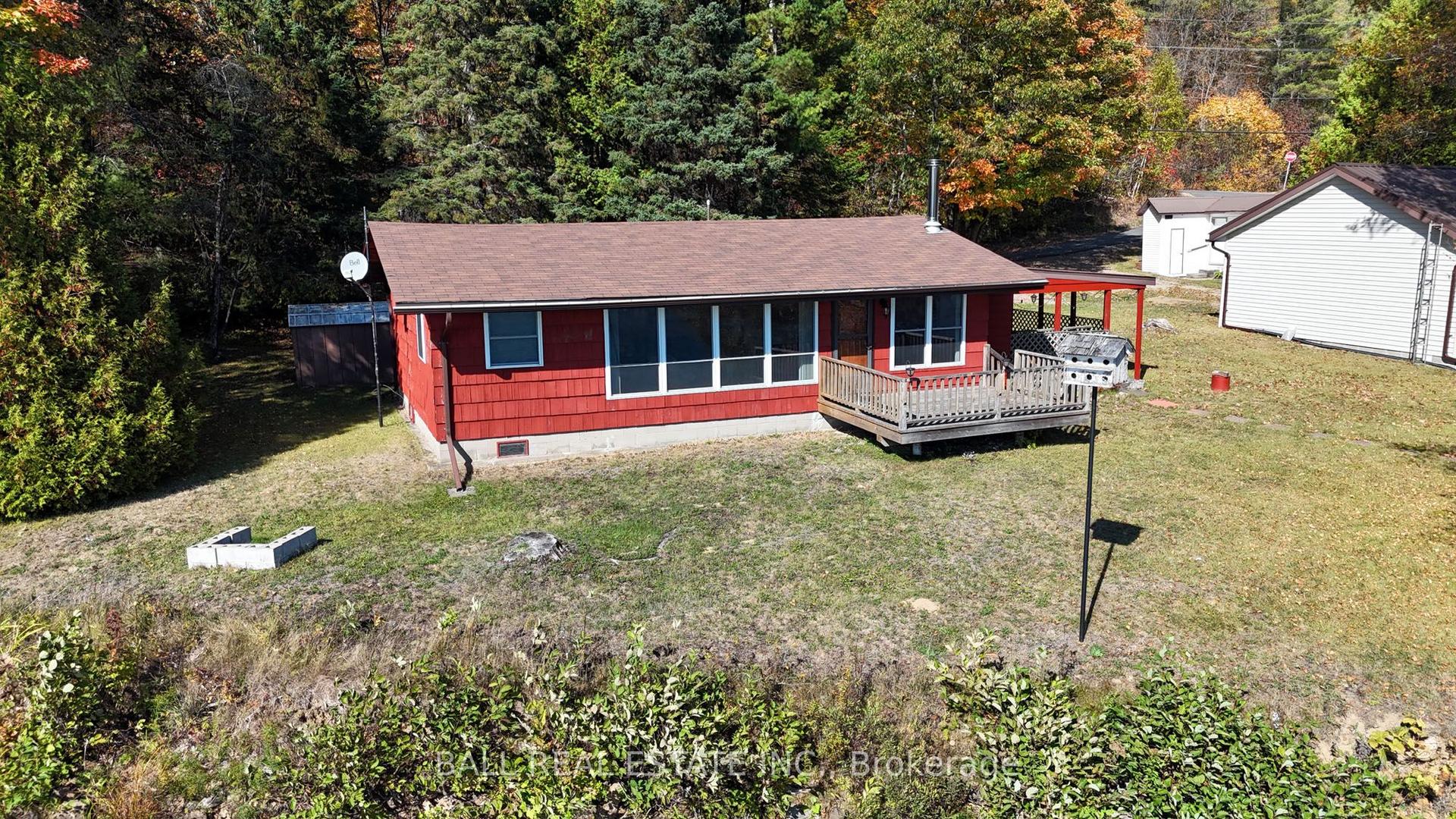9 Russell Crescent — photo 1