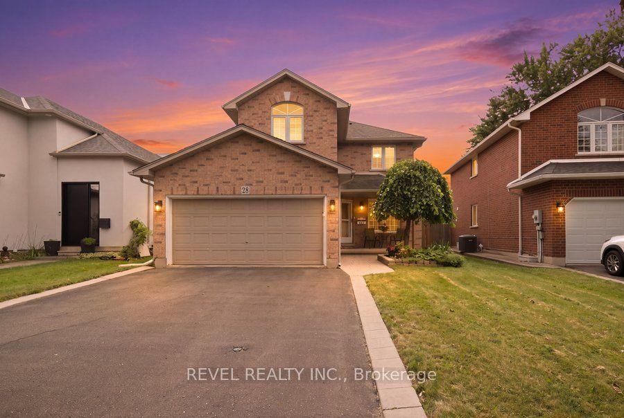 28 Lake Street, Grimsby — Detached for sale, photo 1