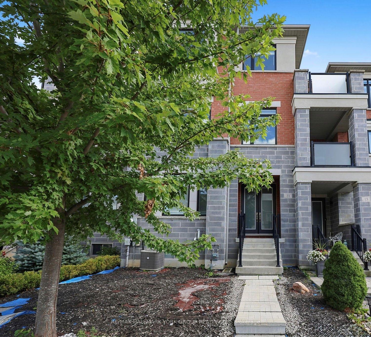 21 Sparks Street, Aurora — Townhouse for lease, photo 1
