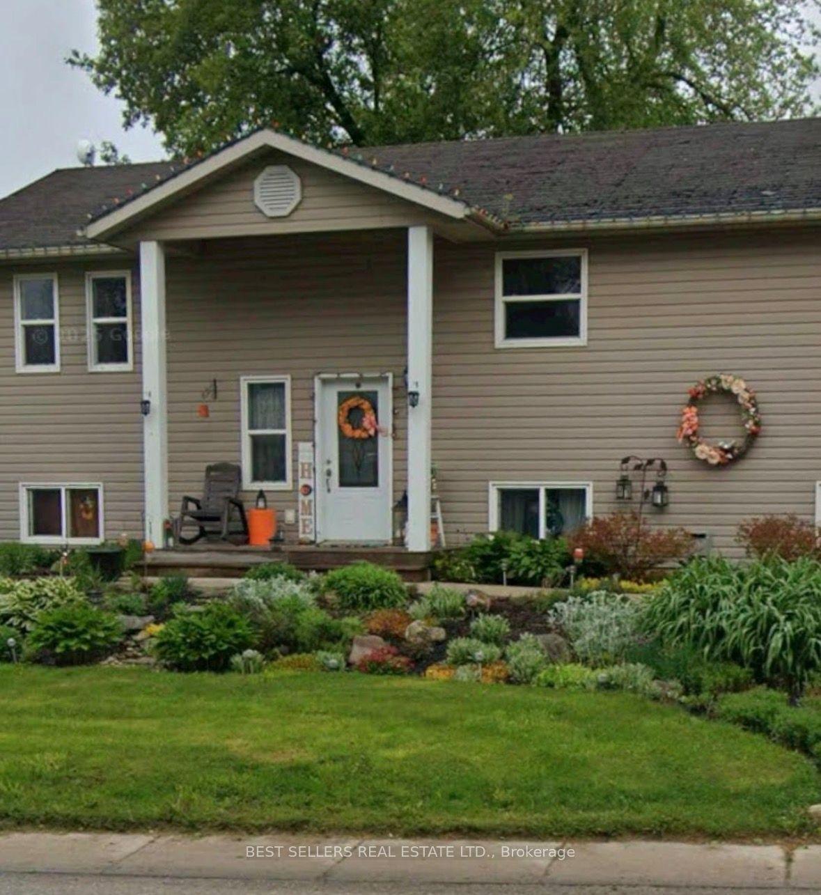 160 Elora Street W — photo 1