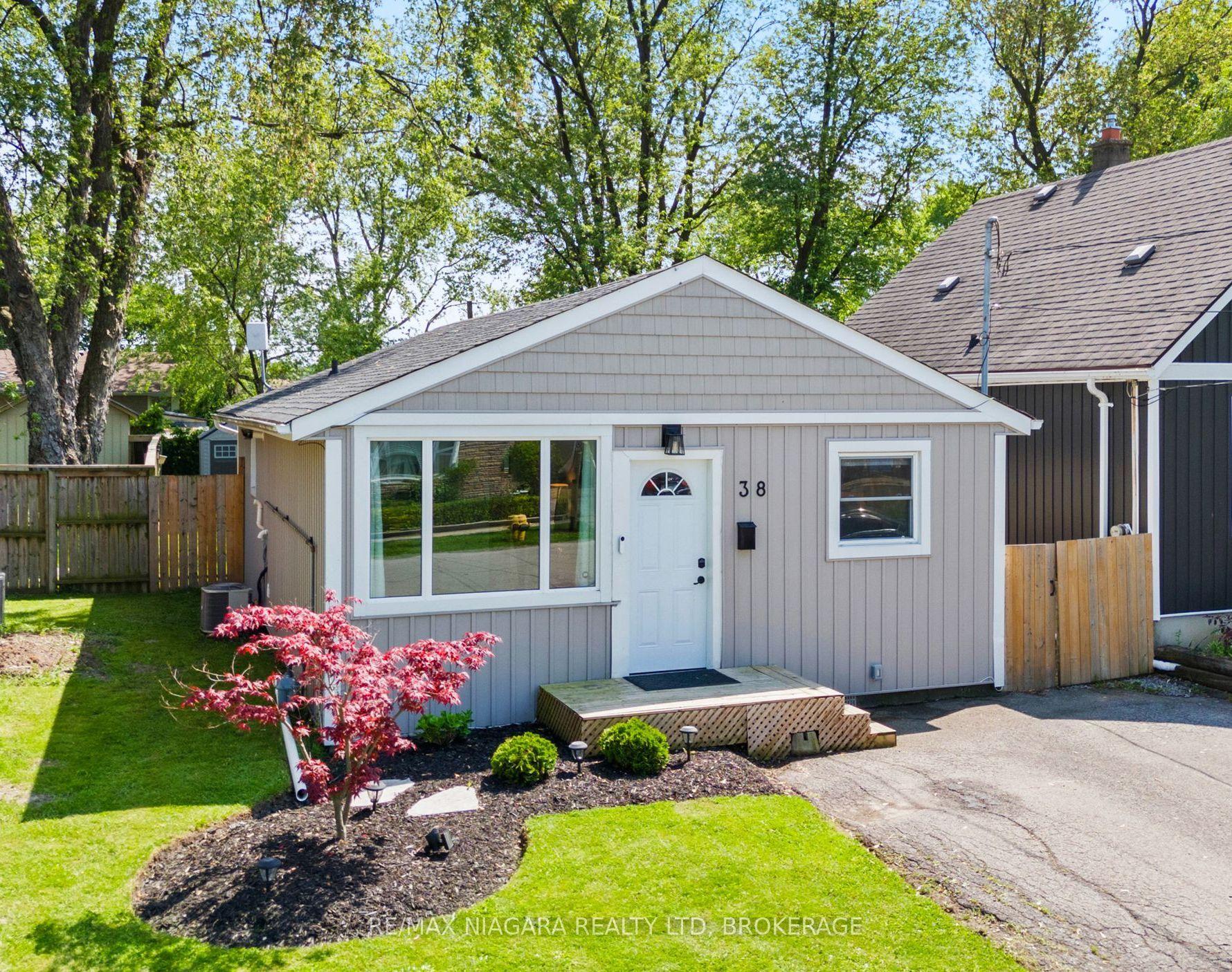 38 ALEXANDRA Boulevard — photo 1