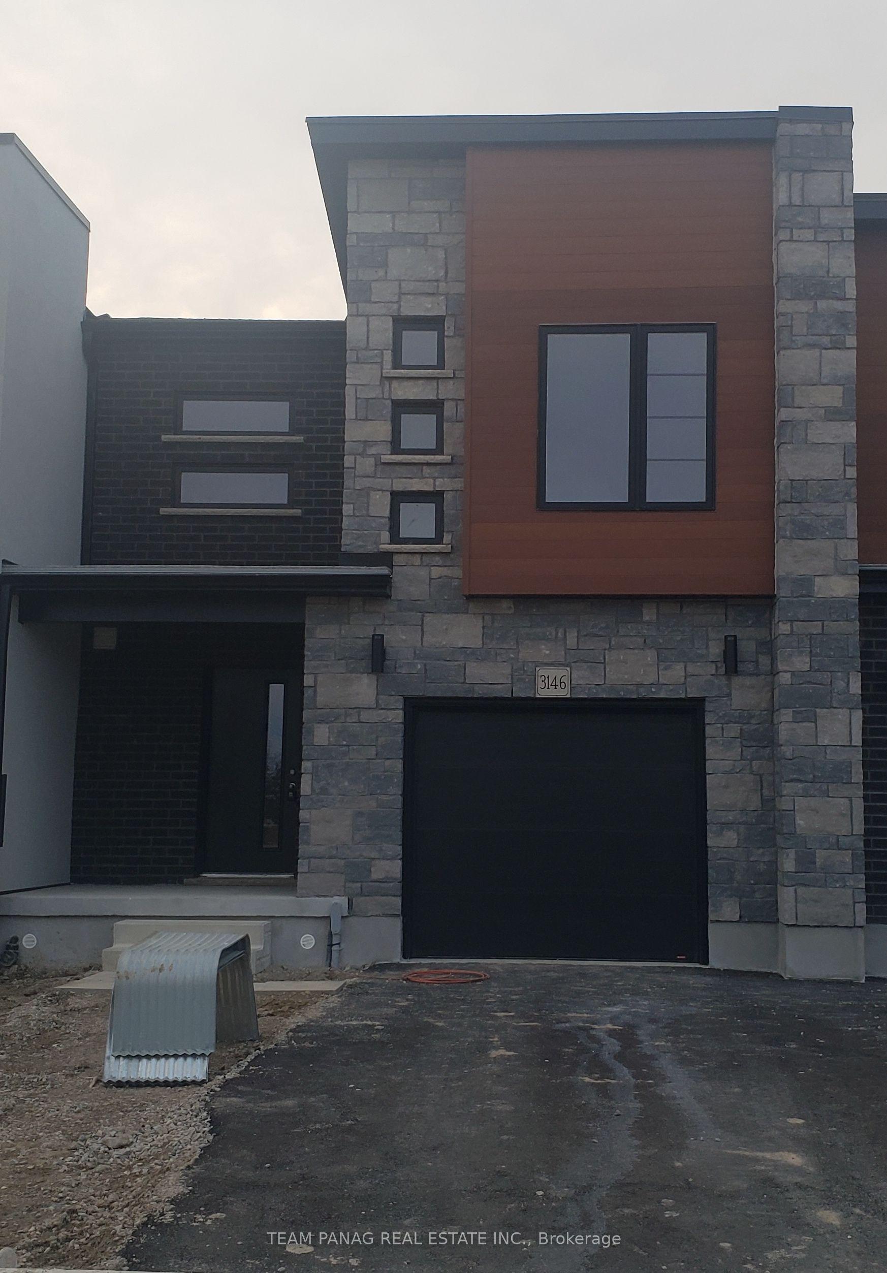 3146 Turner Crescent, London South — Townhouse for lease, photo 1