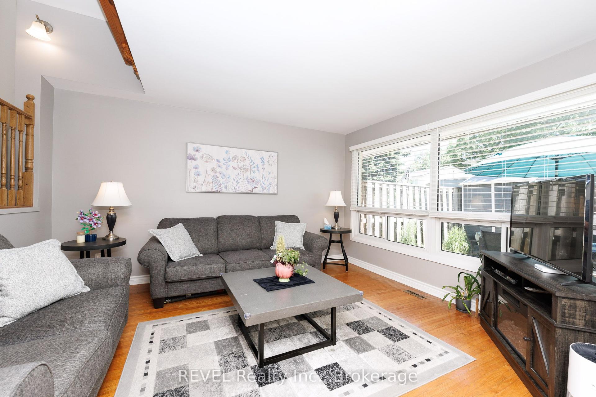5 Woodlawn Court 104 #104, Grimsby — Condo Town for sale, photo 1