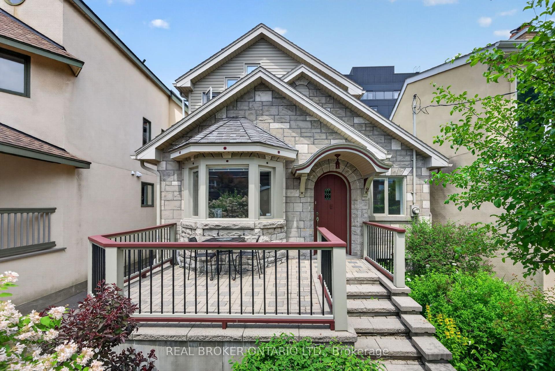 9 Graham Avenue — photo 1