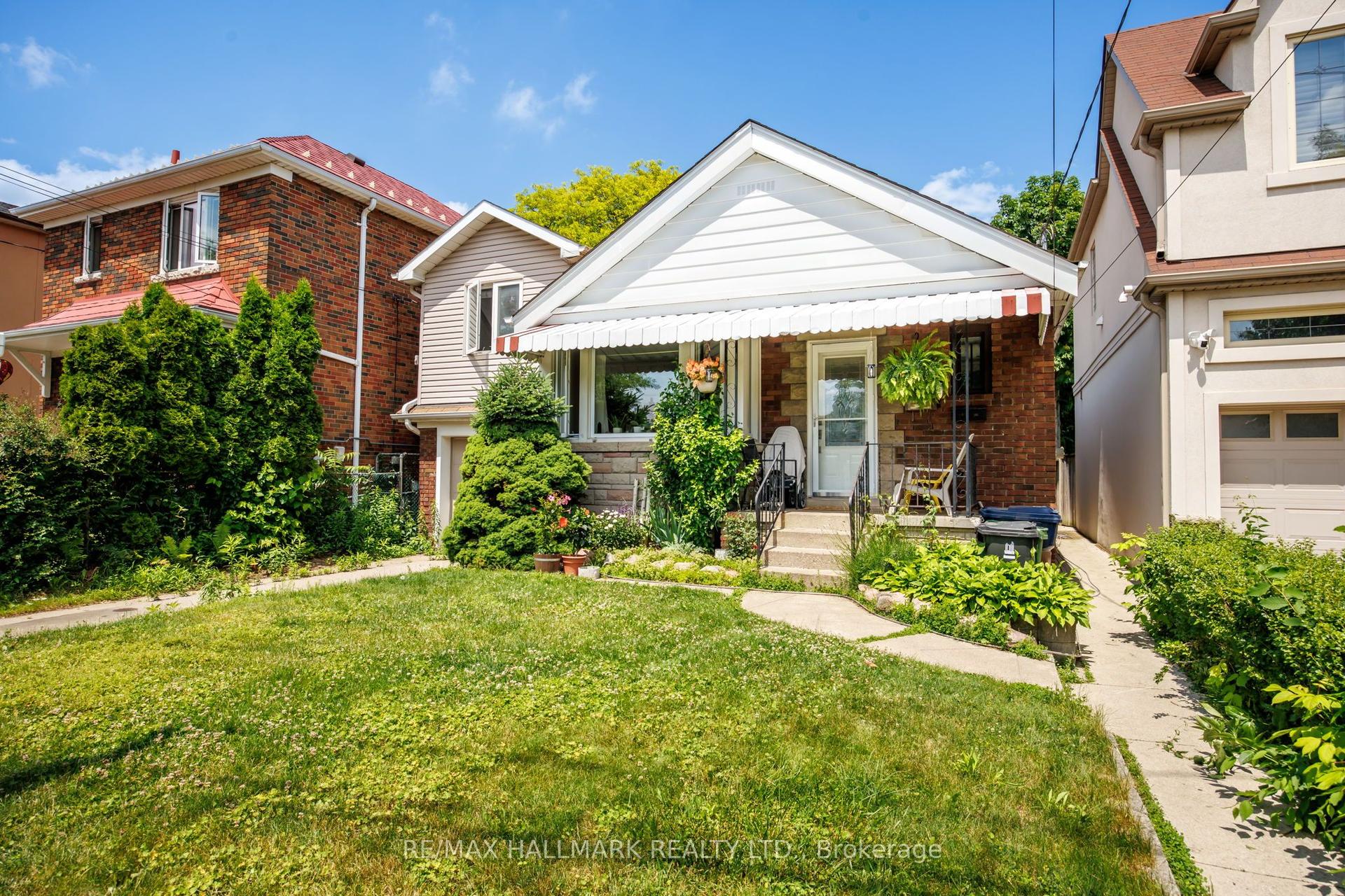 8 Davies Crescent — photo 1