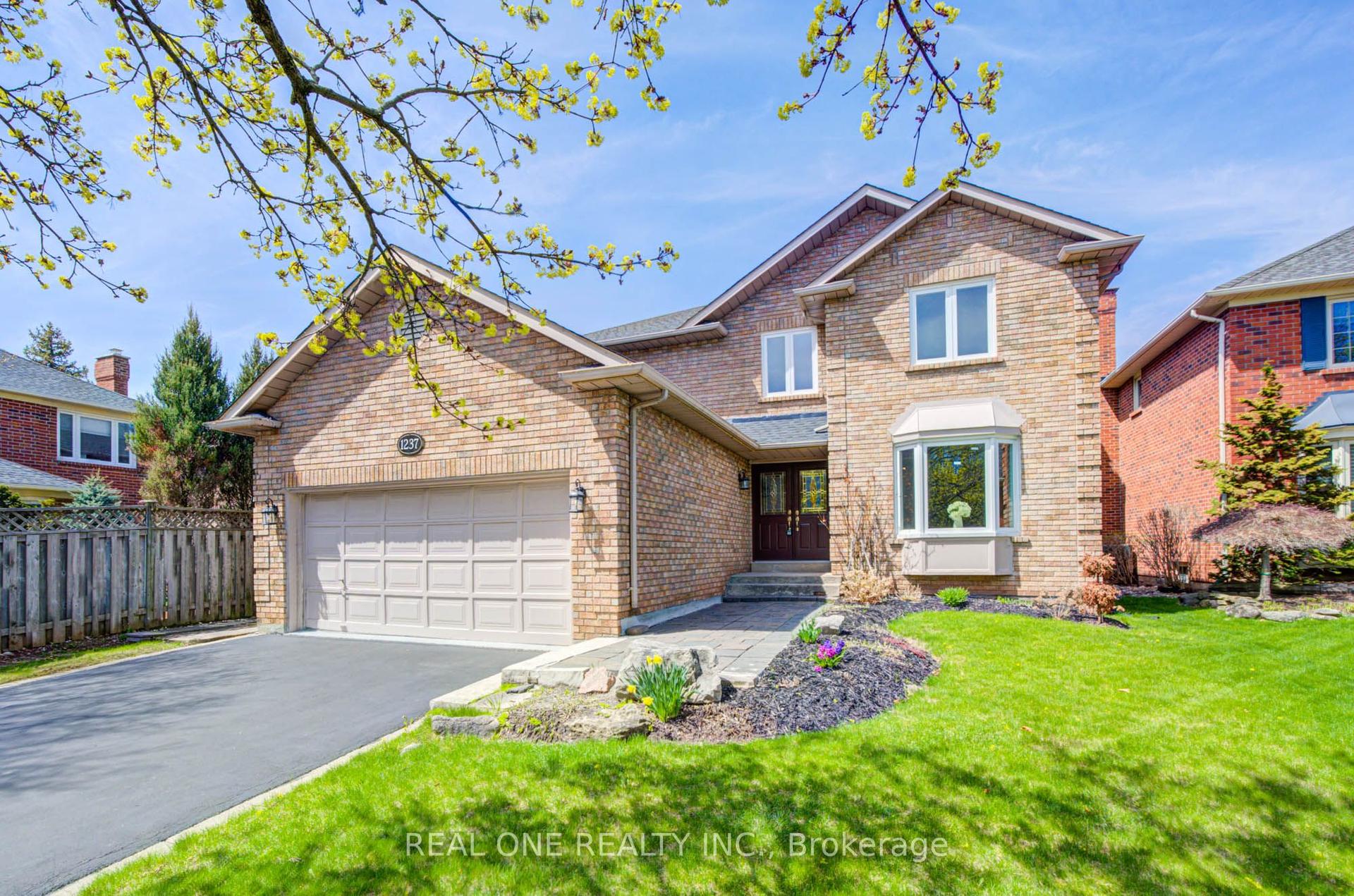 1237 Woodview Drive — photo 1
