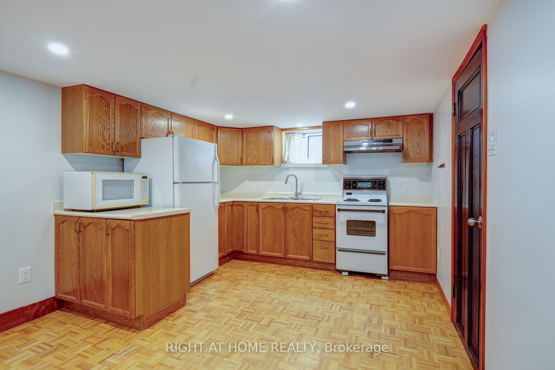 952 Coxwell Avenue Lower #Lower — photo 1