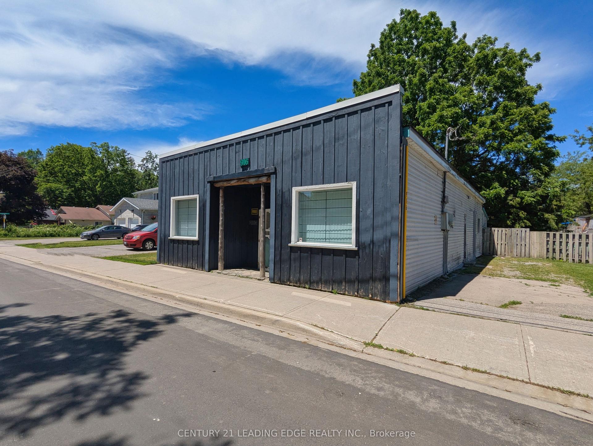 916 Lake Drive E — photo 1