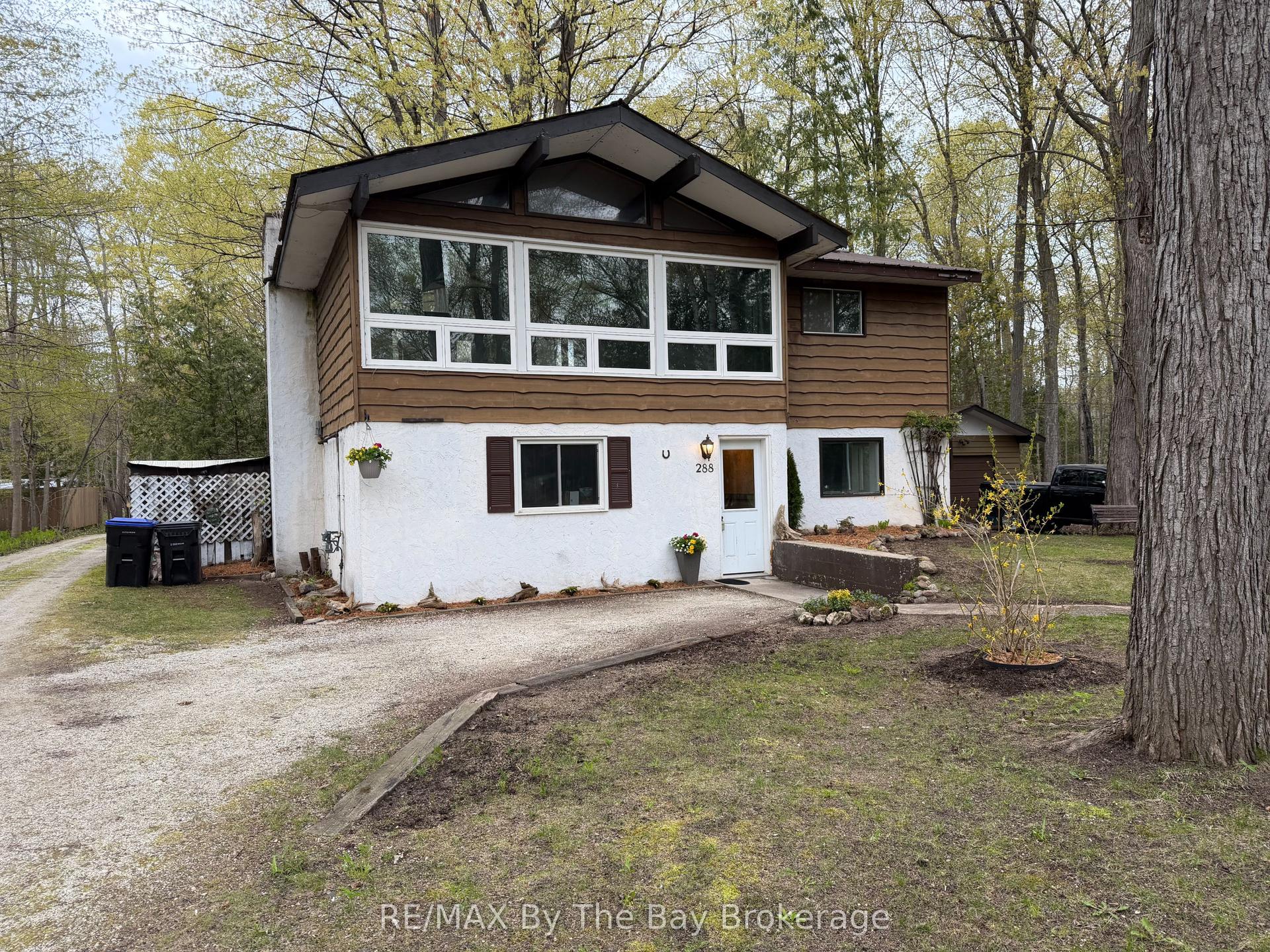288 Knox Road E — photo 1