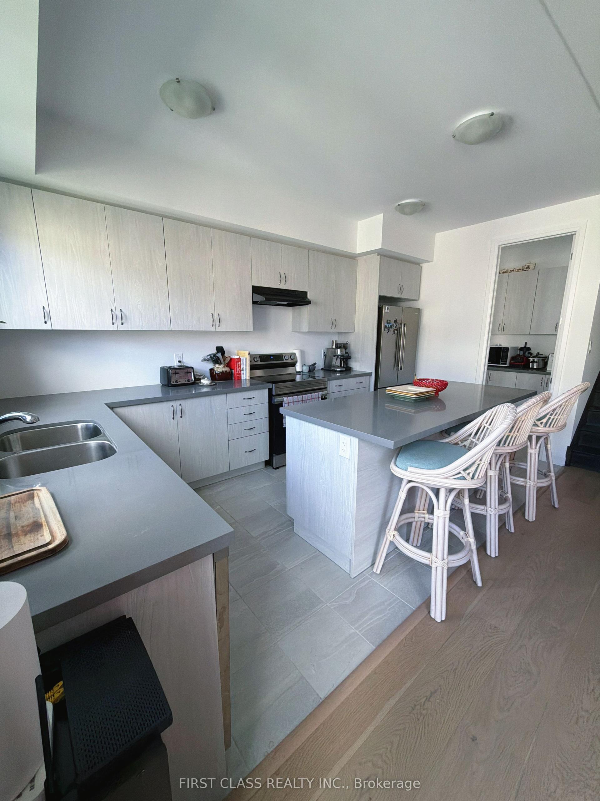 24 Barnyard Trail, Barrie — Detached for lease, photo 1