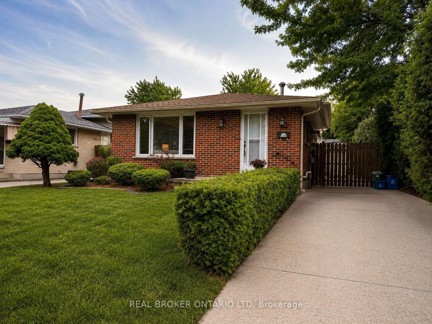 95 CLIFTON Crescent, London South — Detached for sale, photo 1