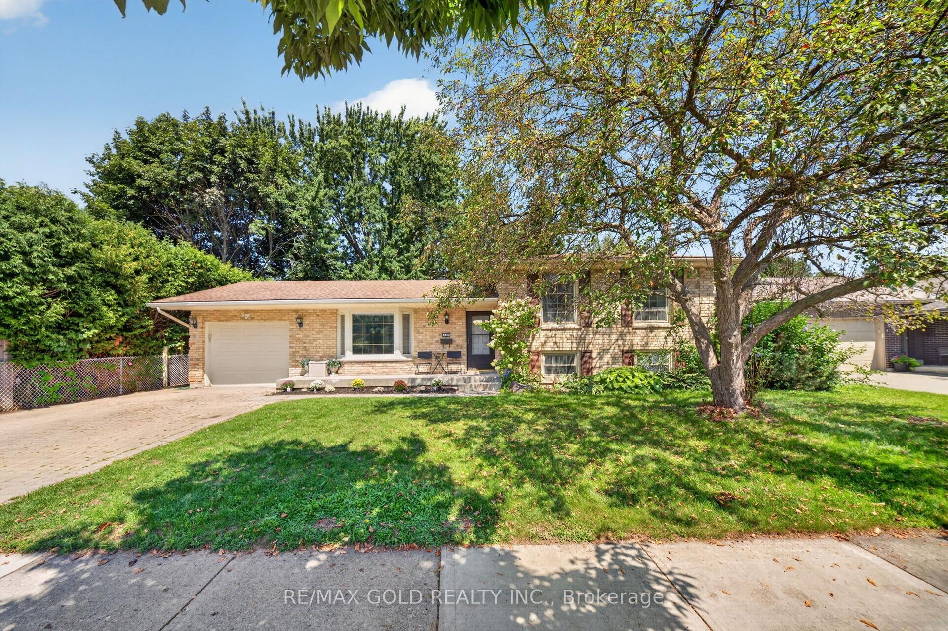 670 Grenfell Drive, London North — Detached for sale, photo 1