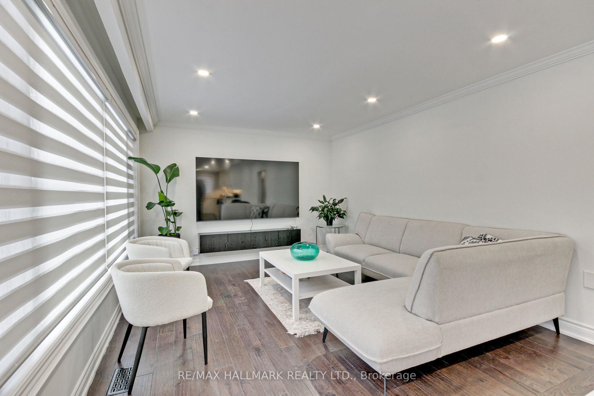 13 Patrick Drive, Aurora — Detached for sale, photo 1