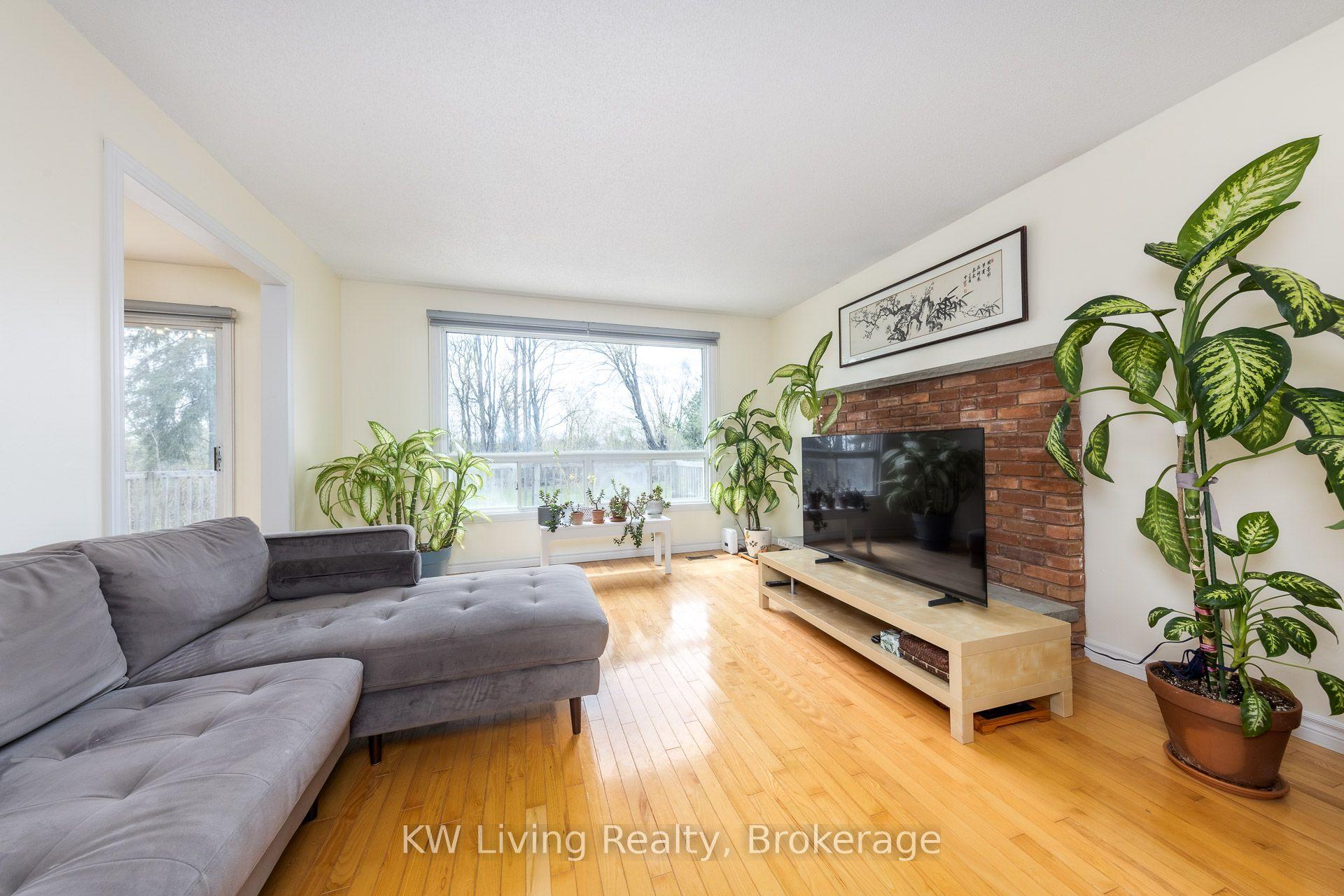 833 Fairbairn Street — photo 1