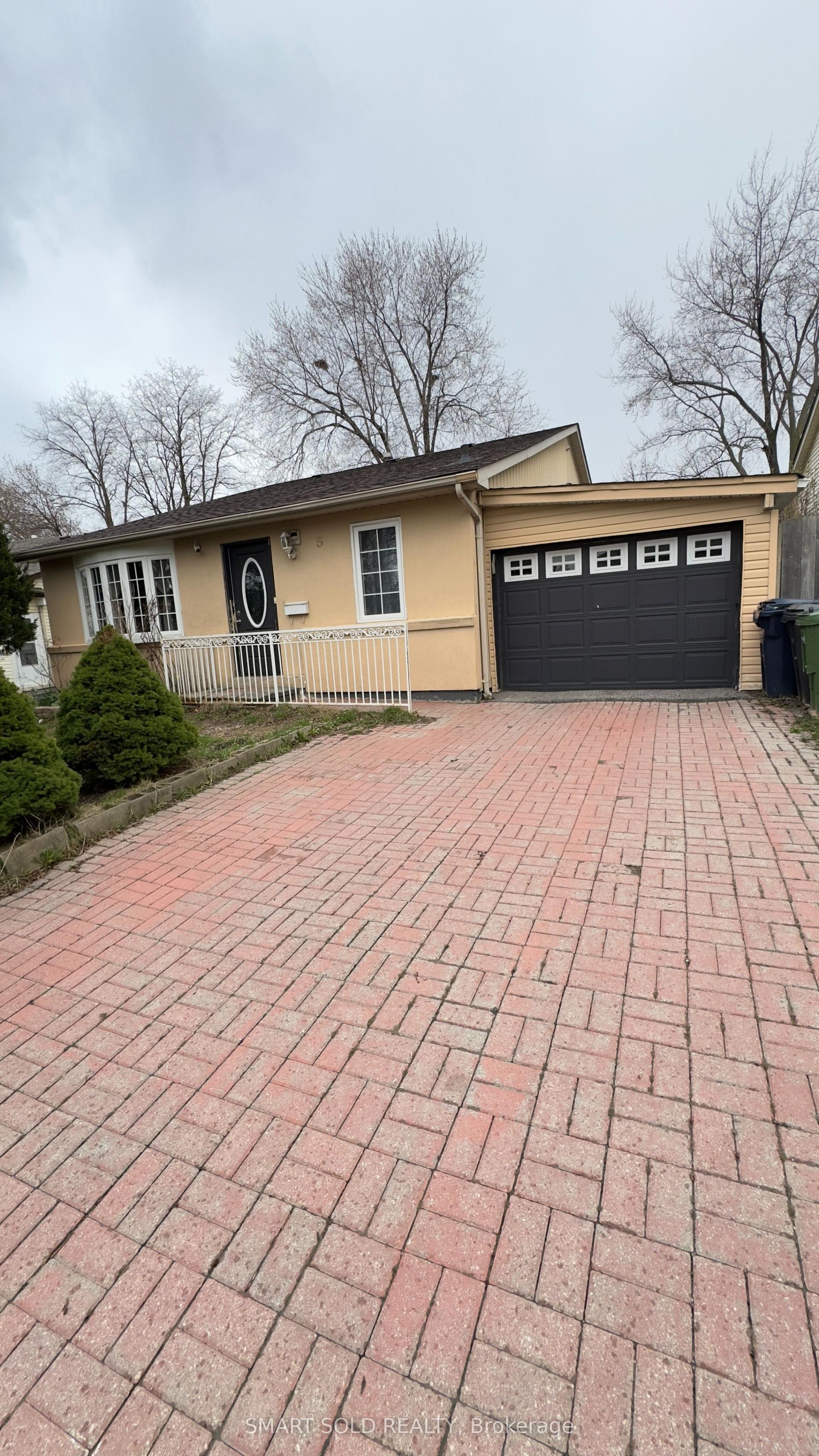 5 Horseley hill Drive E — photo 1