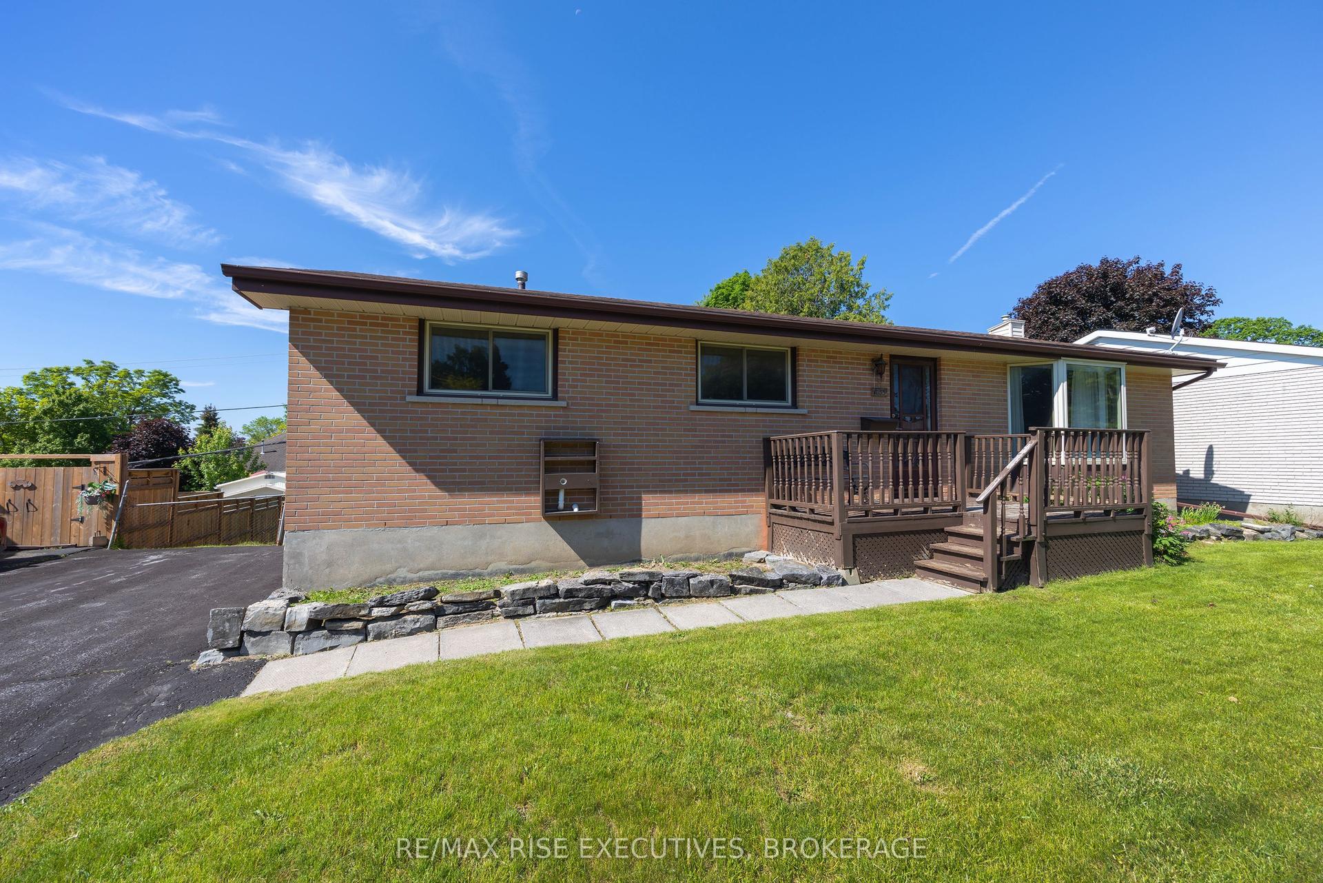 1055 Lincoln Drive — photo 1
