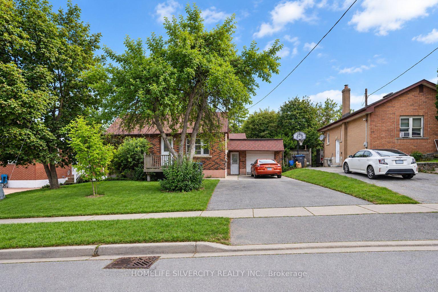 30 Woodward Avenue, Brampton — Detached for sale, photo 1