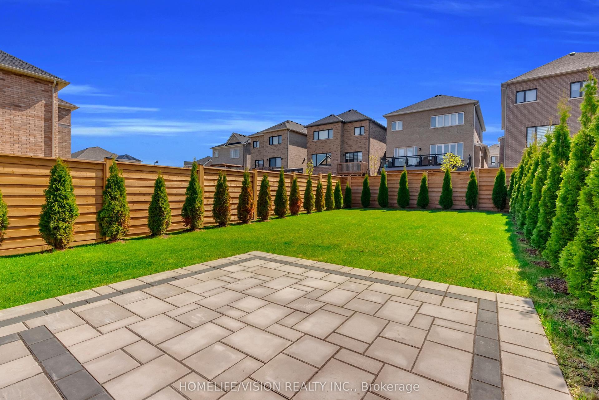 35 Pine Hill Crescent — photo 1
