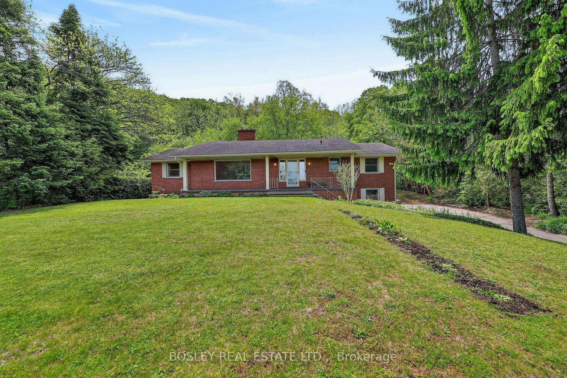 12 Sheppard Crescent — photo 1