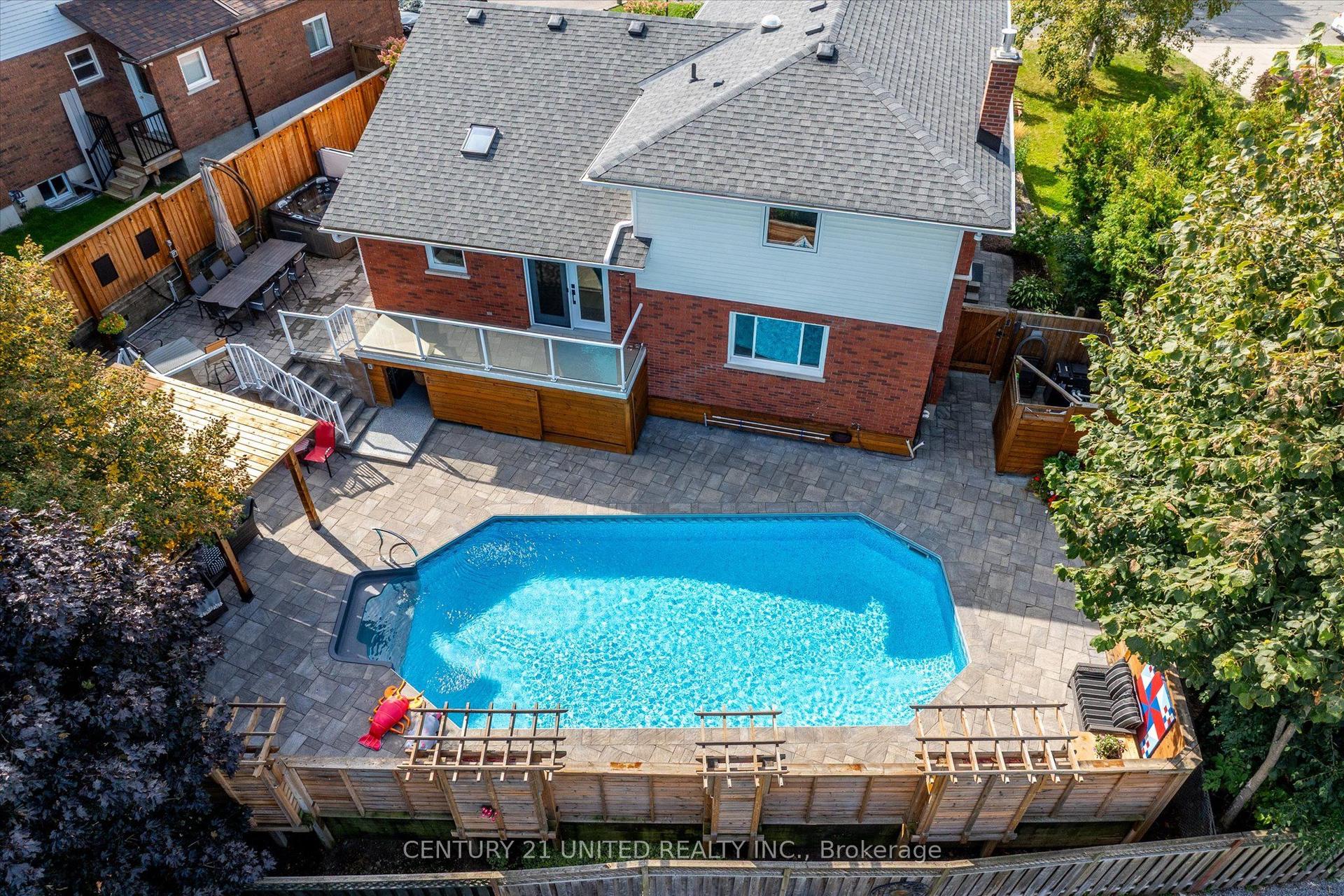 114 Oakwood Crescent — photo 1