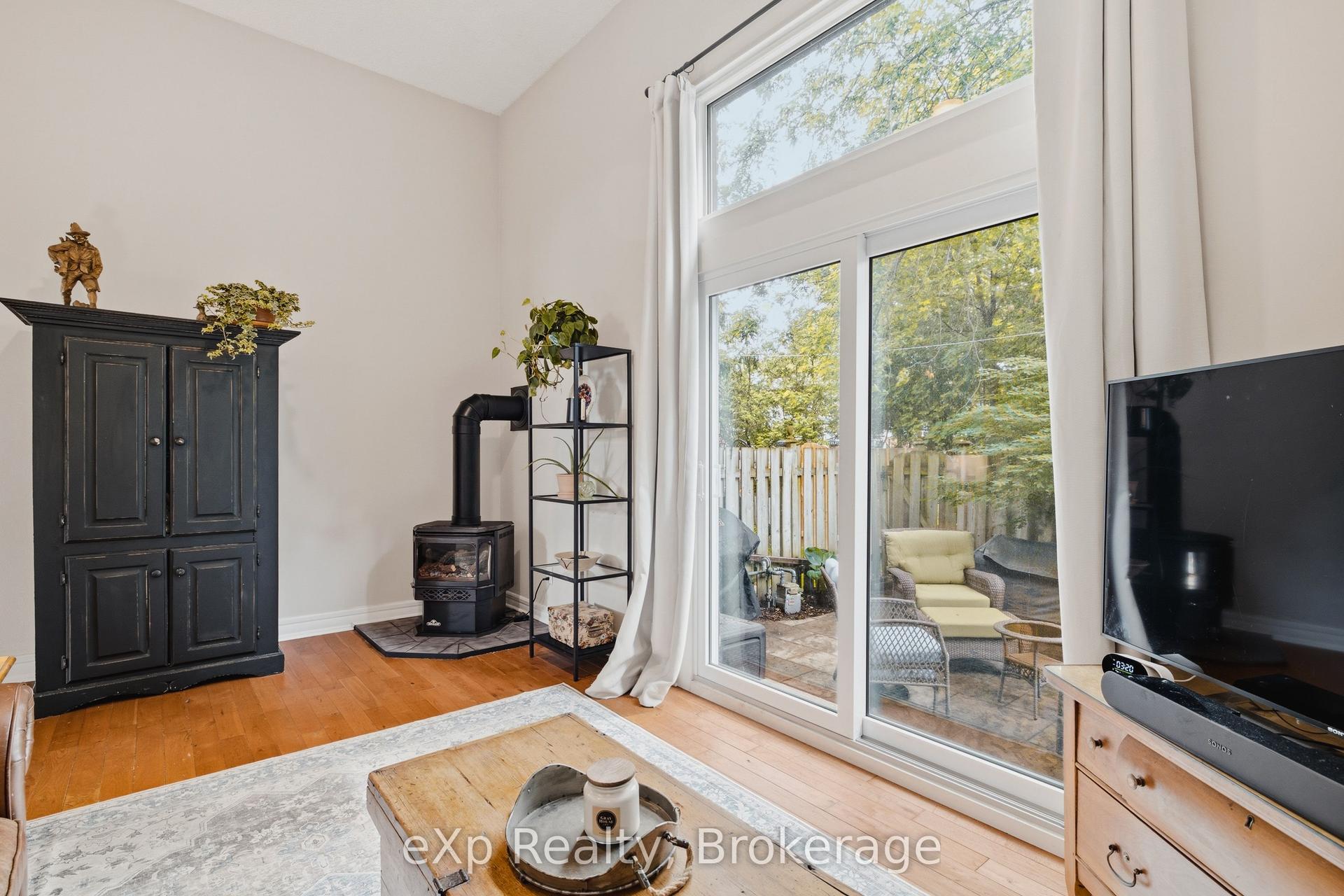 2 Worton Avenue 4 #4 — photo 1