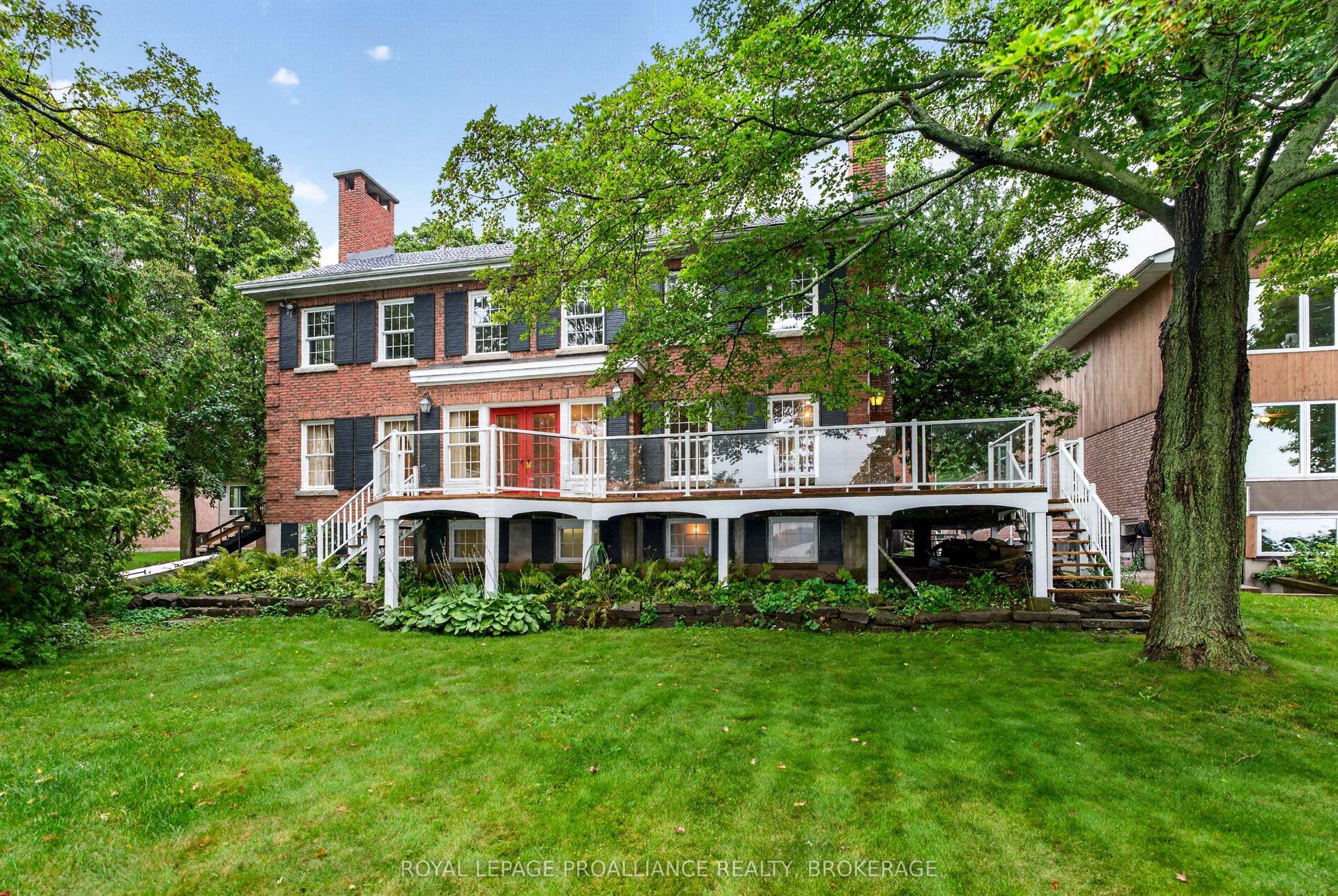 110 Lakeshore Boulevard, Kingston — Detached for sale, photo 1
