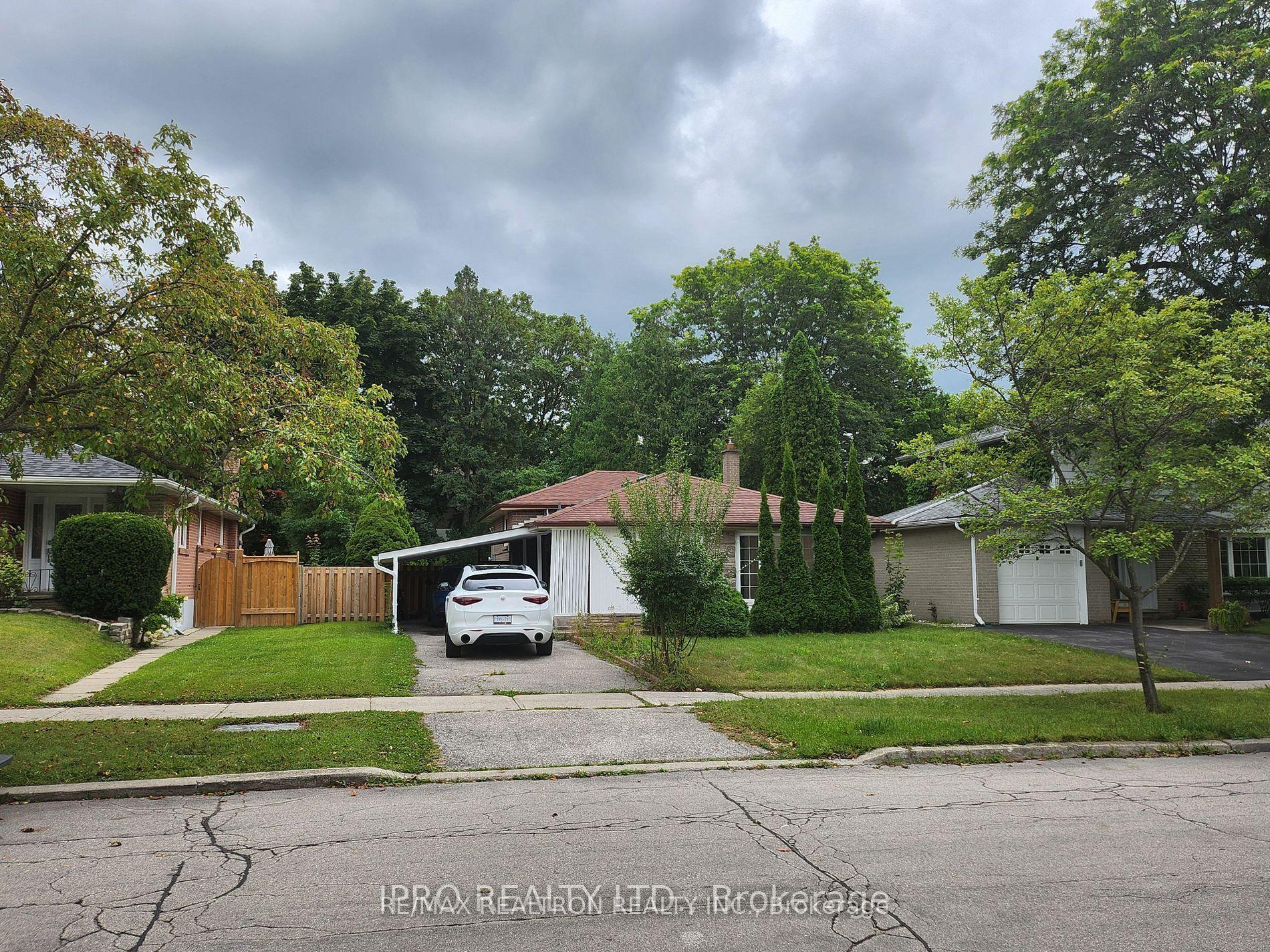 16 Cresthaven Drive, Toronto — Detached for lease, photo 1