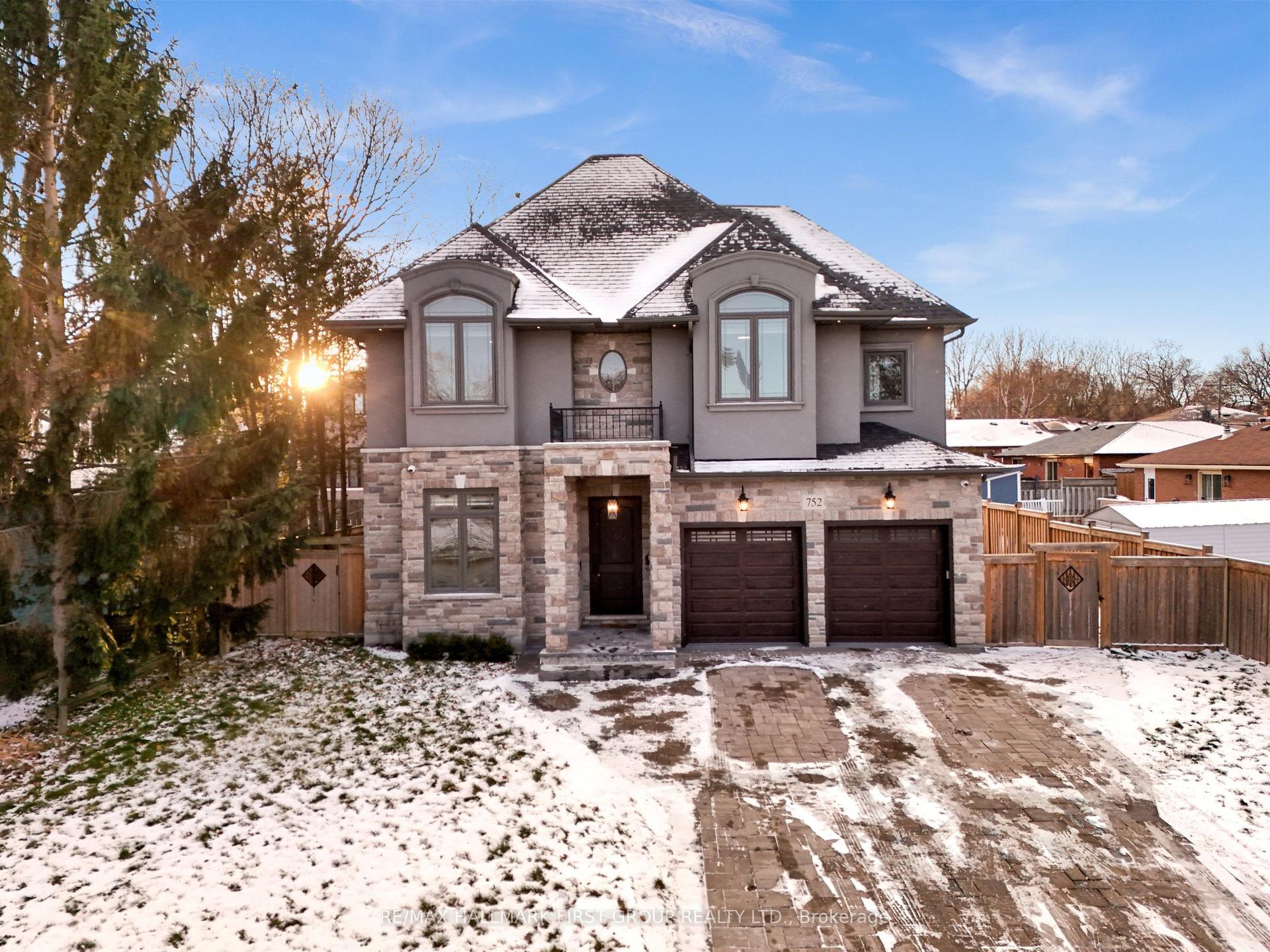 752 Hillview Crescent — photo 1