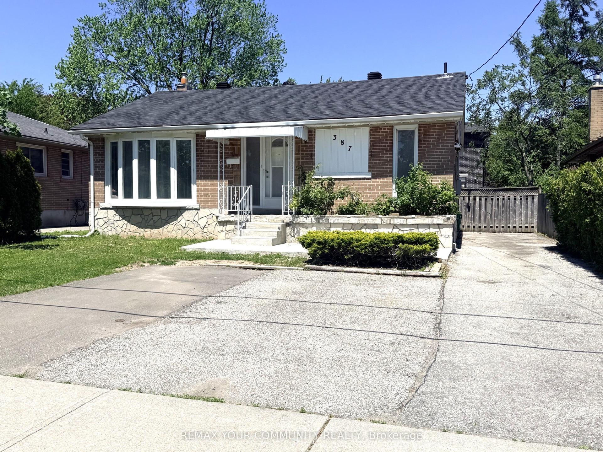 387 Paliser Crescent N Main #Main — photo 1