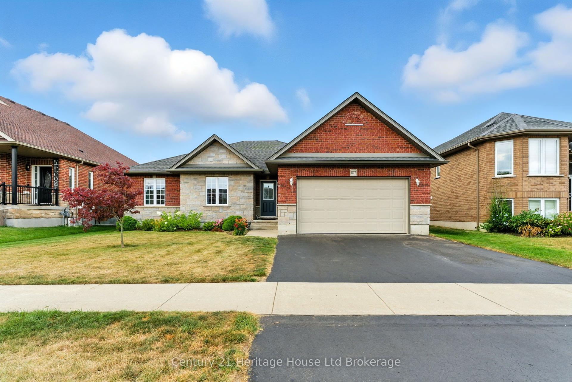 107 Applewood Street, Blandford-Blenheim — Detached for sale, photo 1