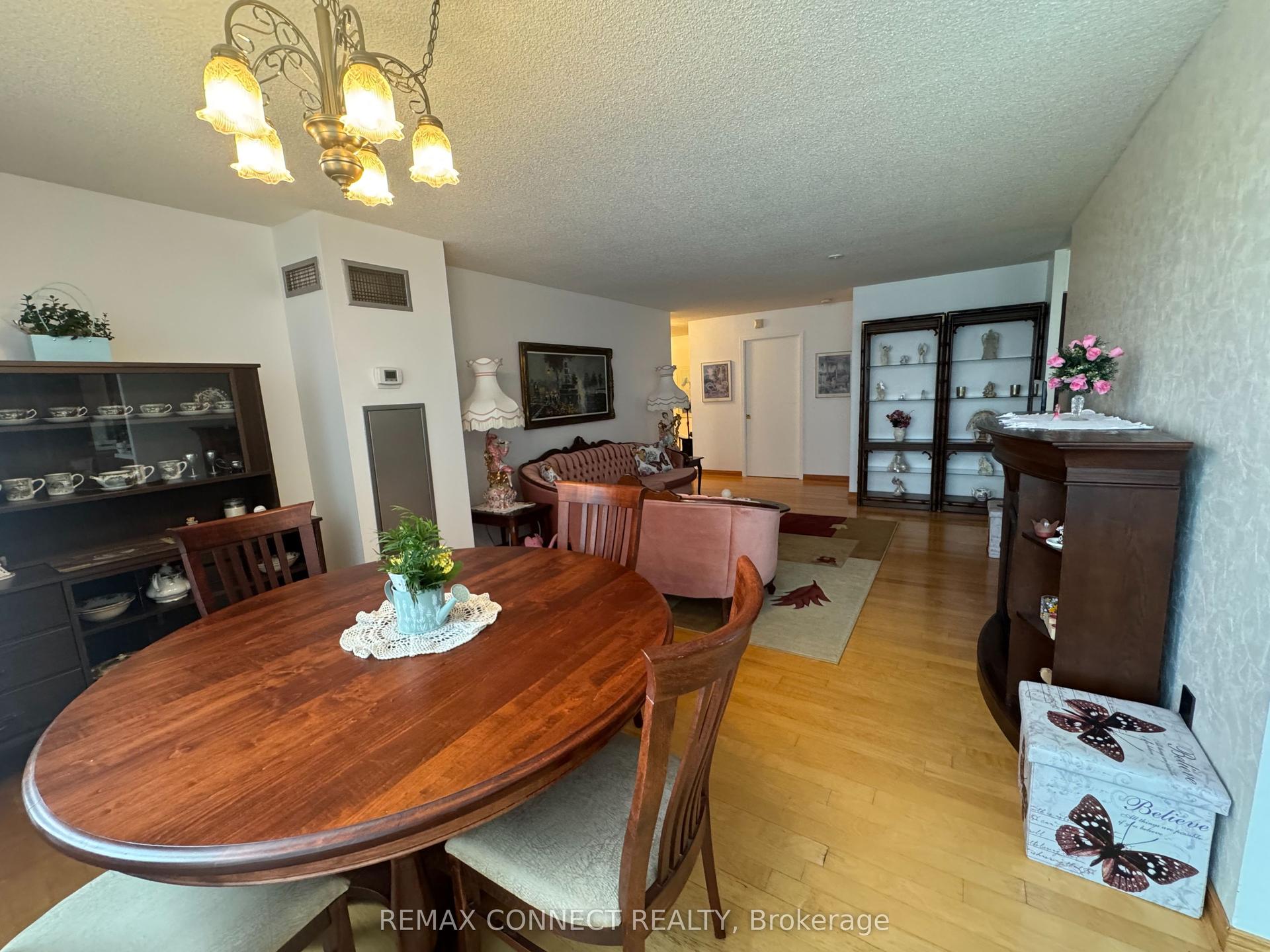 326 Major Mackenzie Drive 428 #428 — photo 1