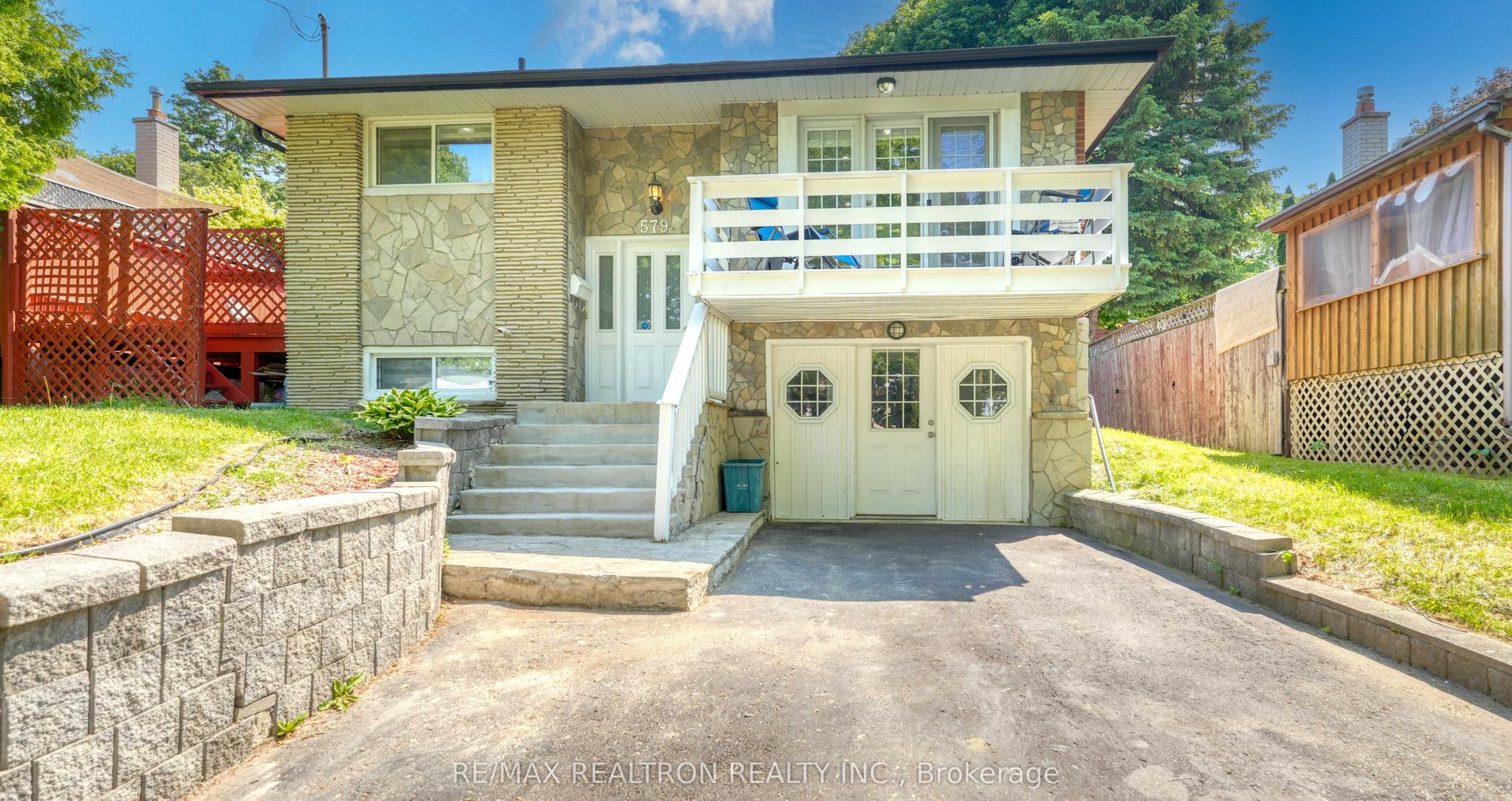 579 Pinewood Street — photo 1