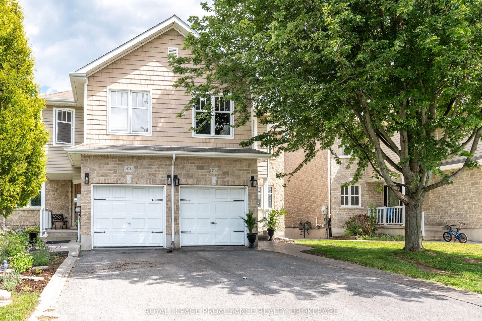 974 Swanfield Street, Kingston — Townhouse for sale, photo 1