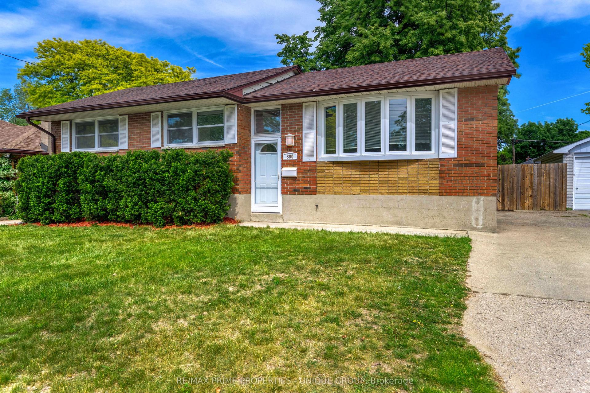 890 Hollands Avenue — photo 1