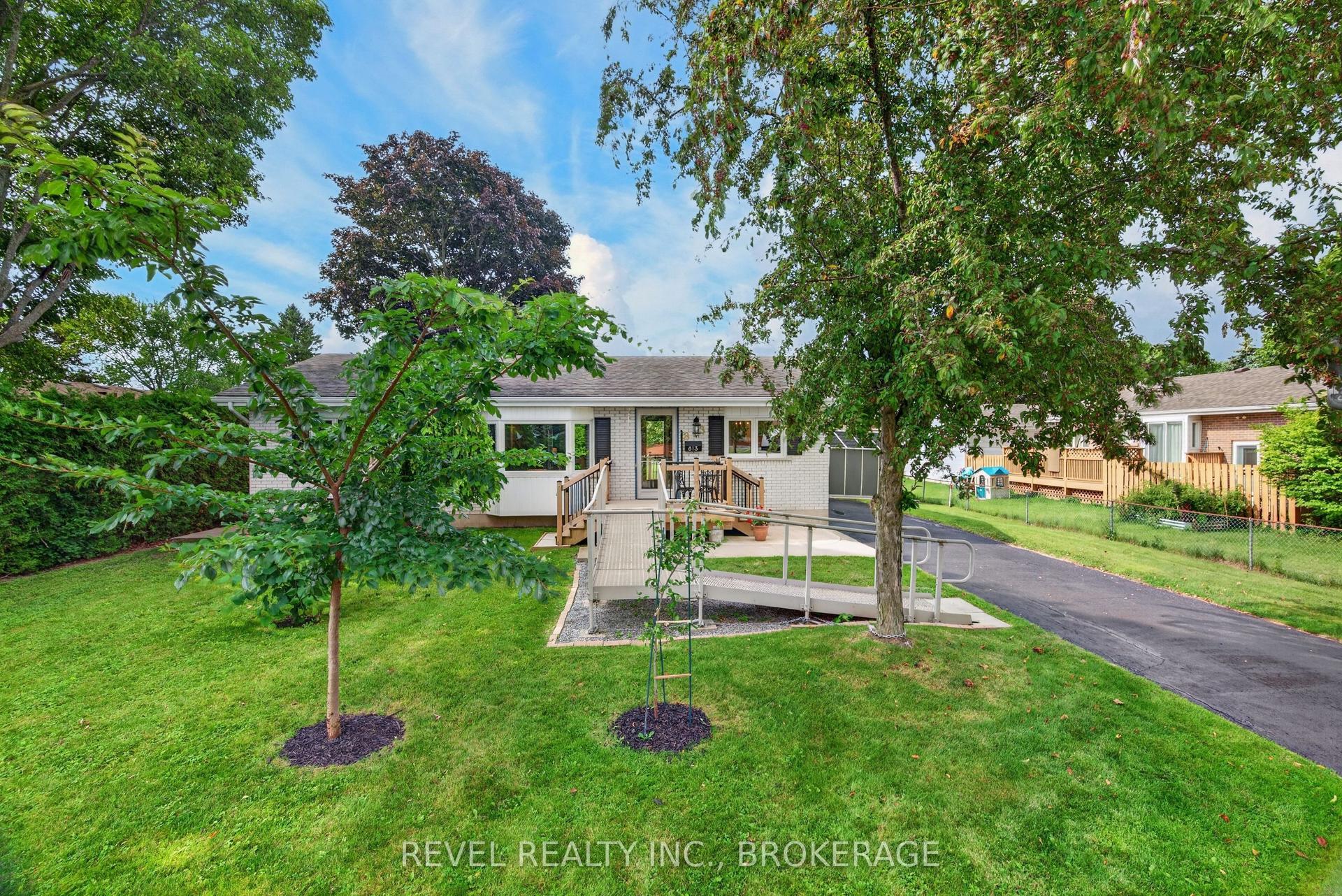 813 Camberley Crescent, Kingston — Detached for sale, photo 1