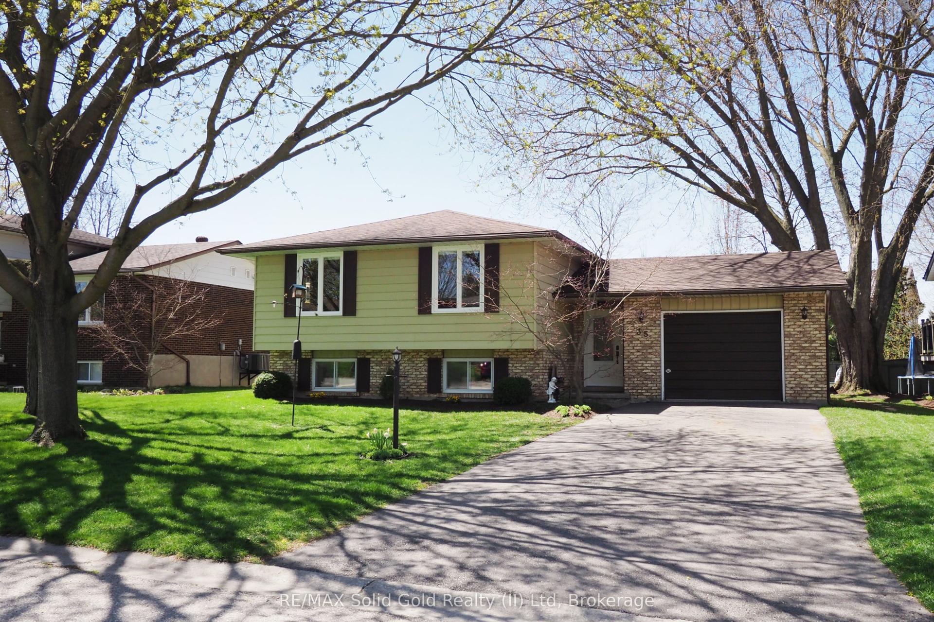 35 Reiner Crescent — photo 1