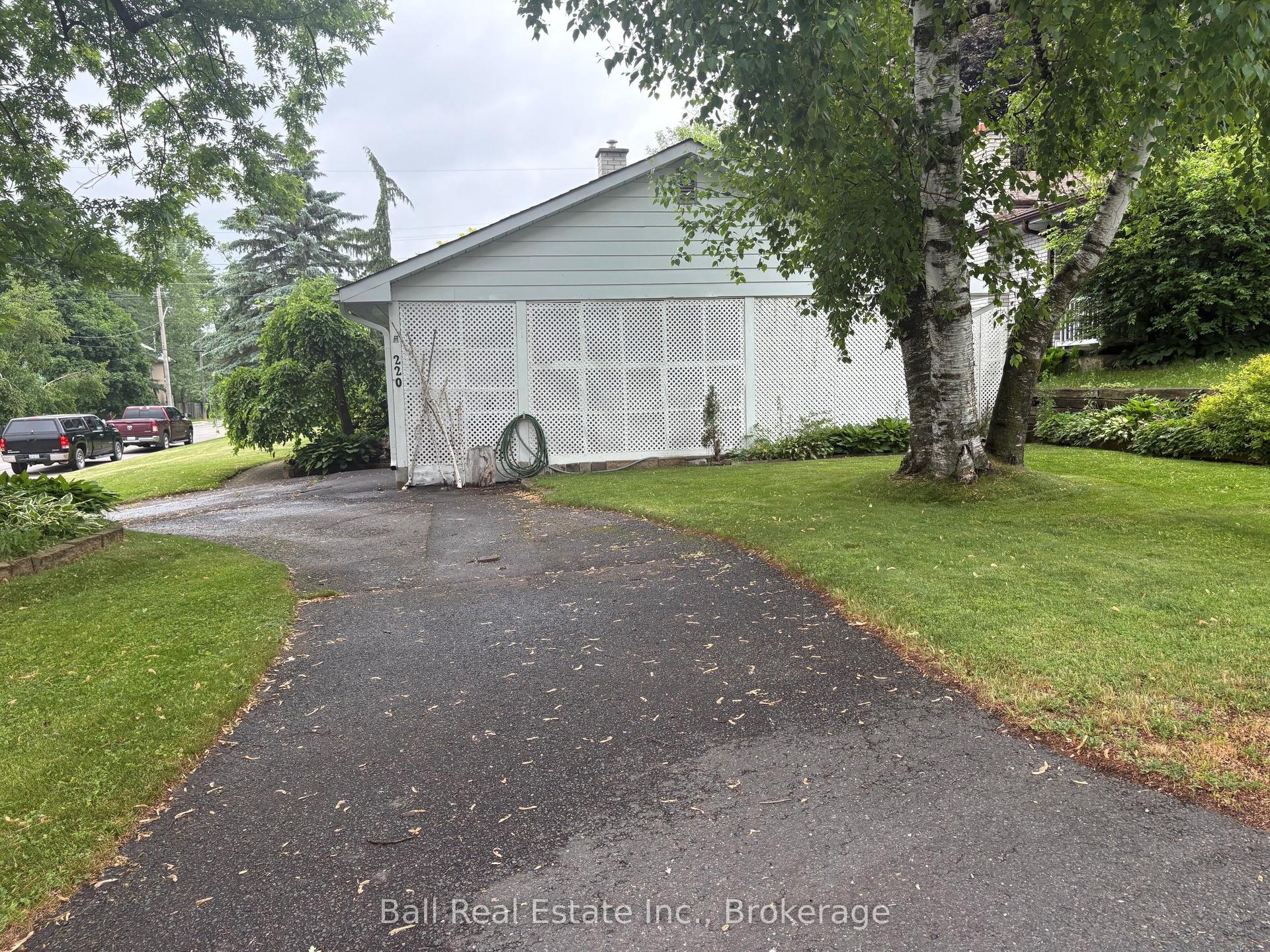 220 Ireton Street — photo 1