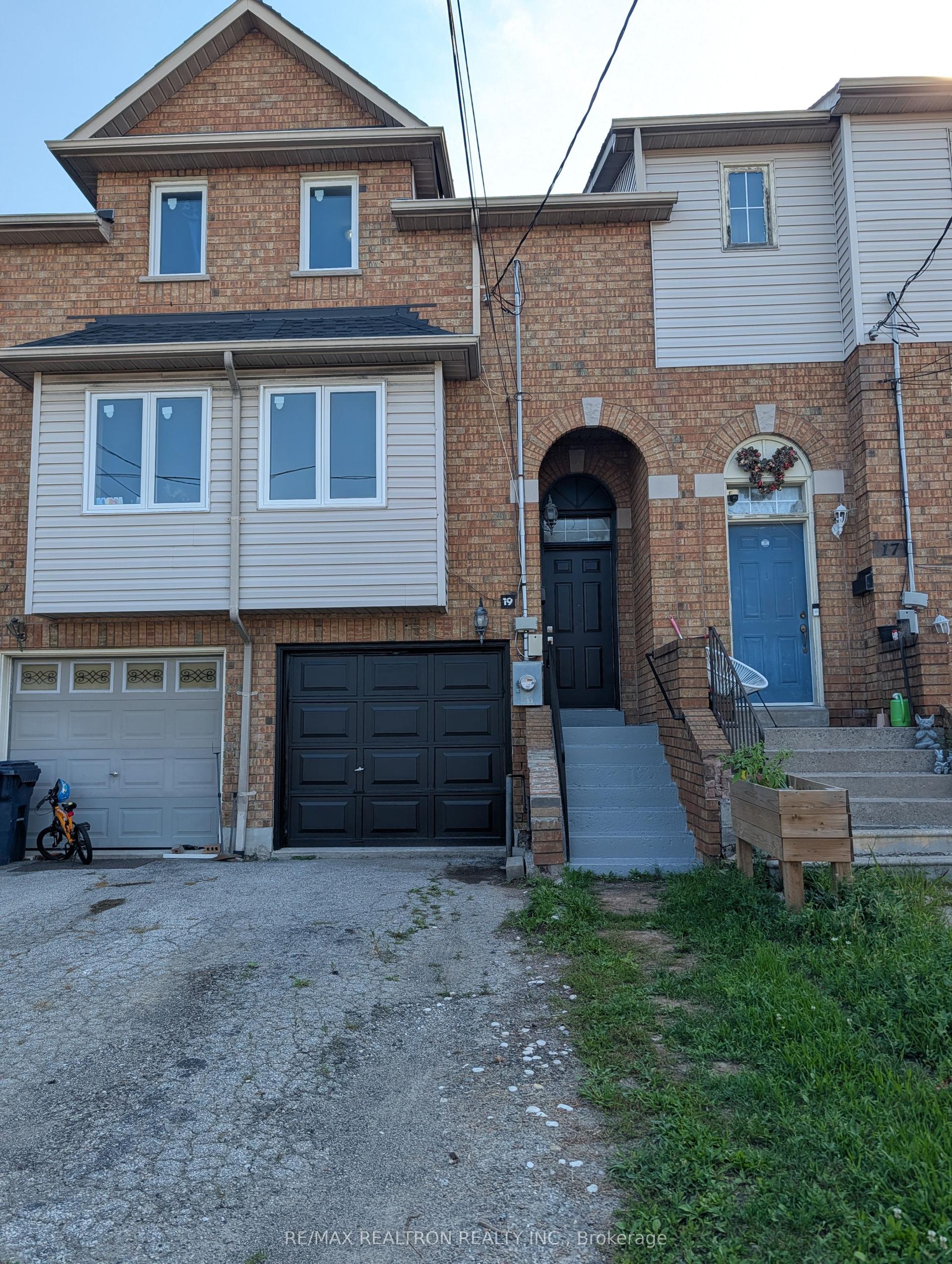 19 WARNER Avenue, Toronto — Townhouse for sale, photo 1